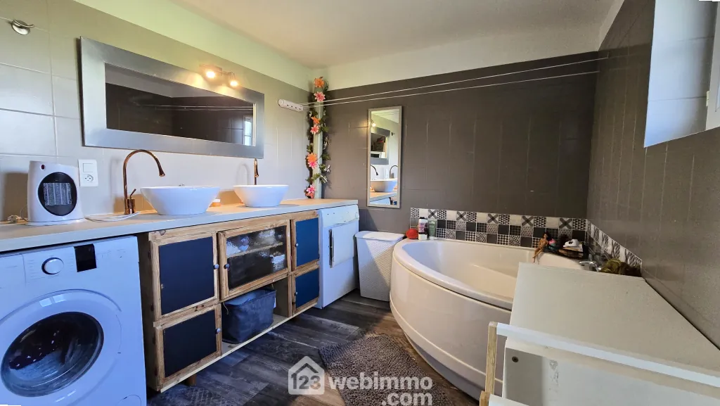 Longère spacieuse avec gîte et piscine à La Brousse - 244 m² 