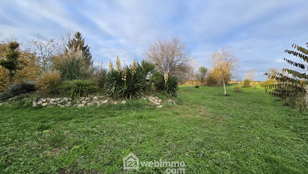 Longère spacieuse avec gîte et piscine à La Brousse - 244 m² 