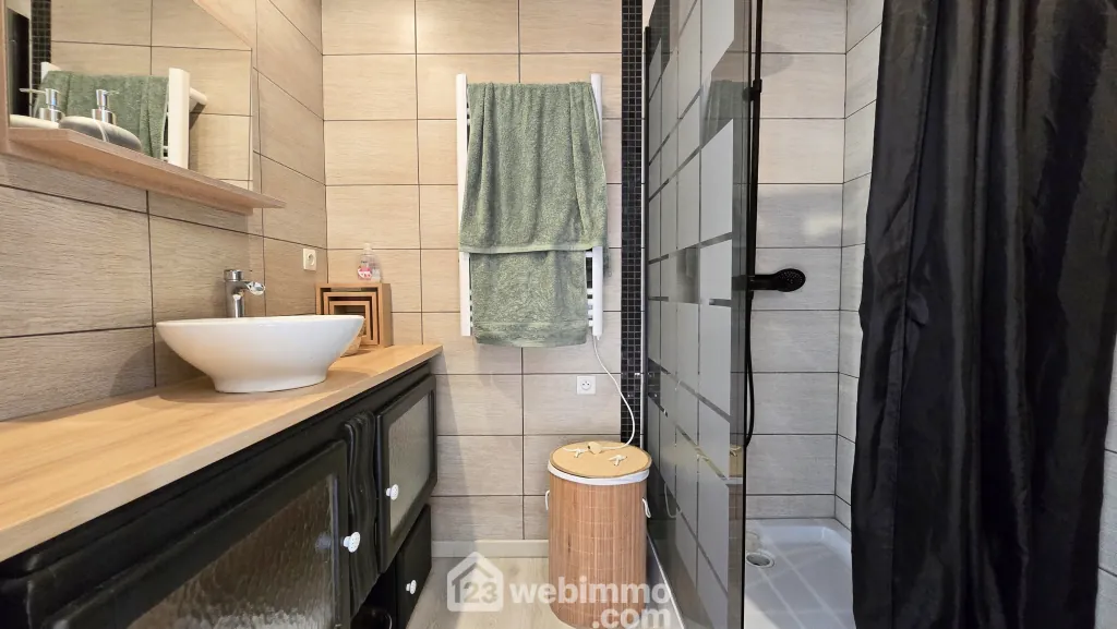 Longère spacieuse avec gîte et piscine à La Brousse - 244 m² 