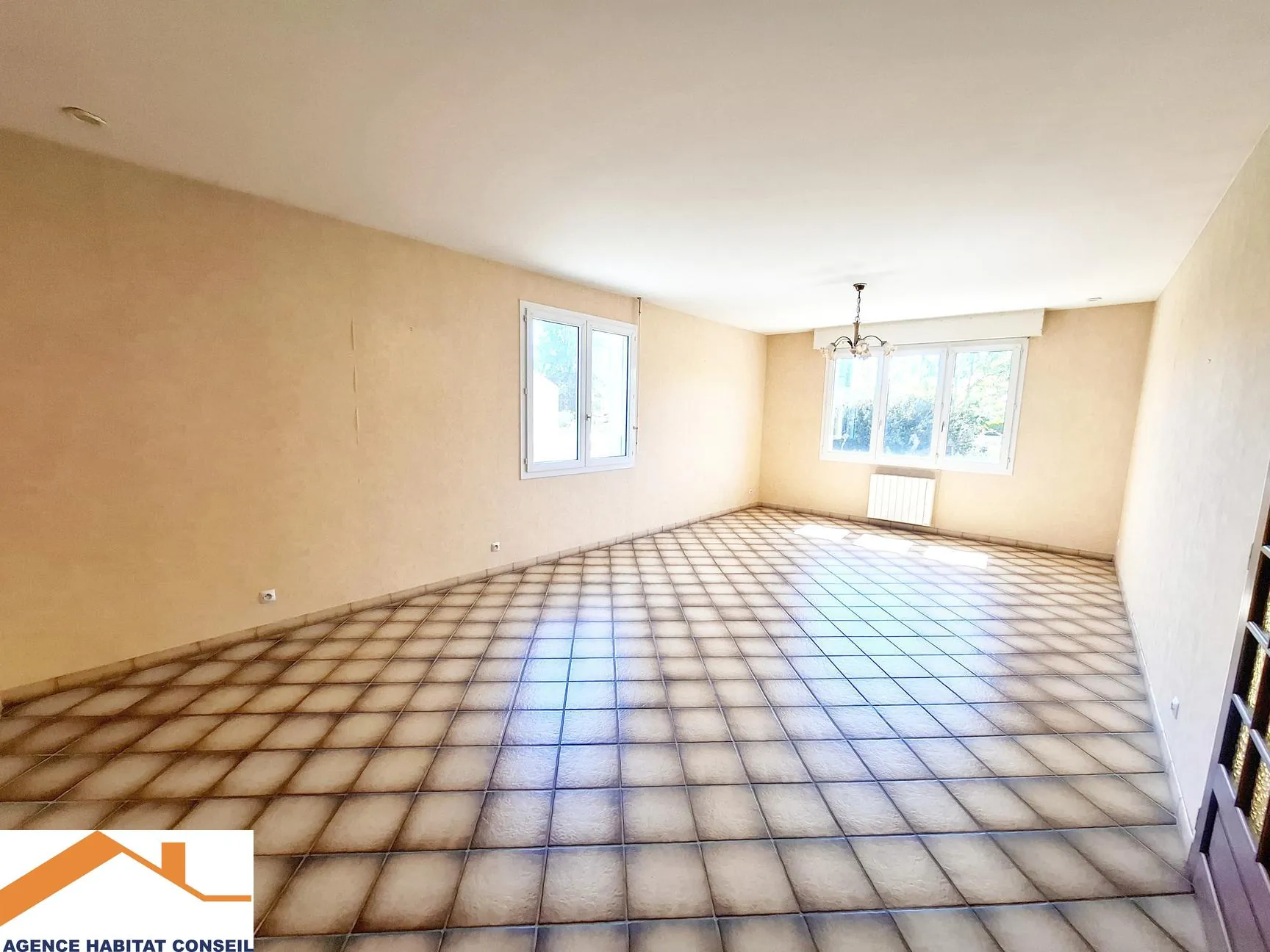 Maison de plain-pied à Les Lucs-sur-Boulogne avec garage et dépendances - 207.000 € 