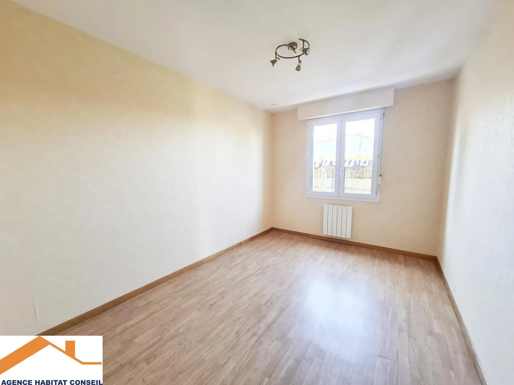 Maison de plain-pied à Les Lucs-sur-Boulogne avec garage et dépendances - 207.000 € 