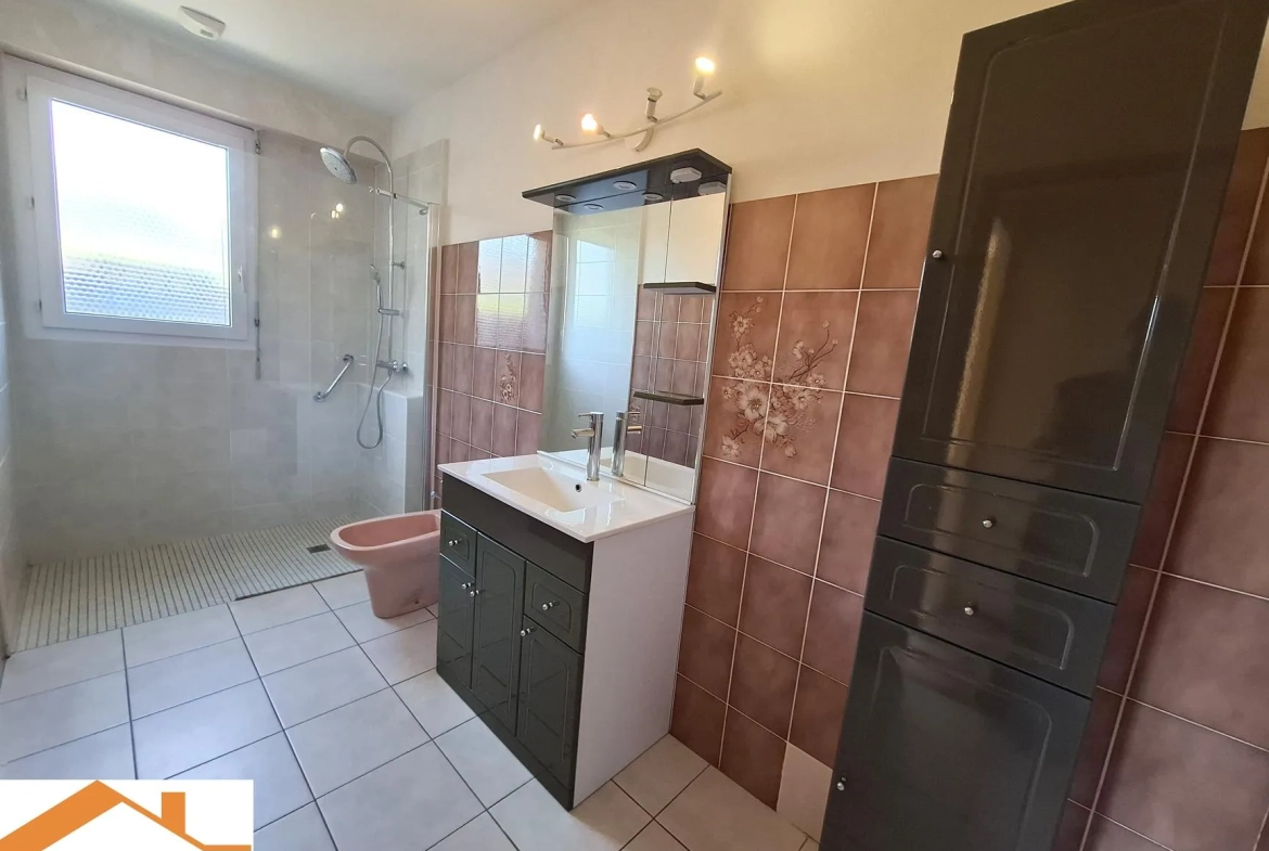 Maison de plain-pied à Les Lucs-sur-Boulogne avec garage et dépendances - 207.000 € 