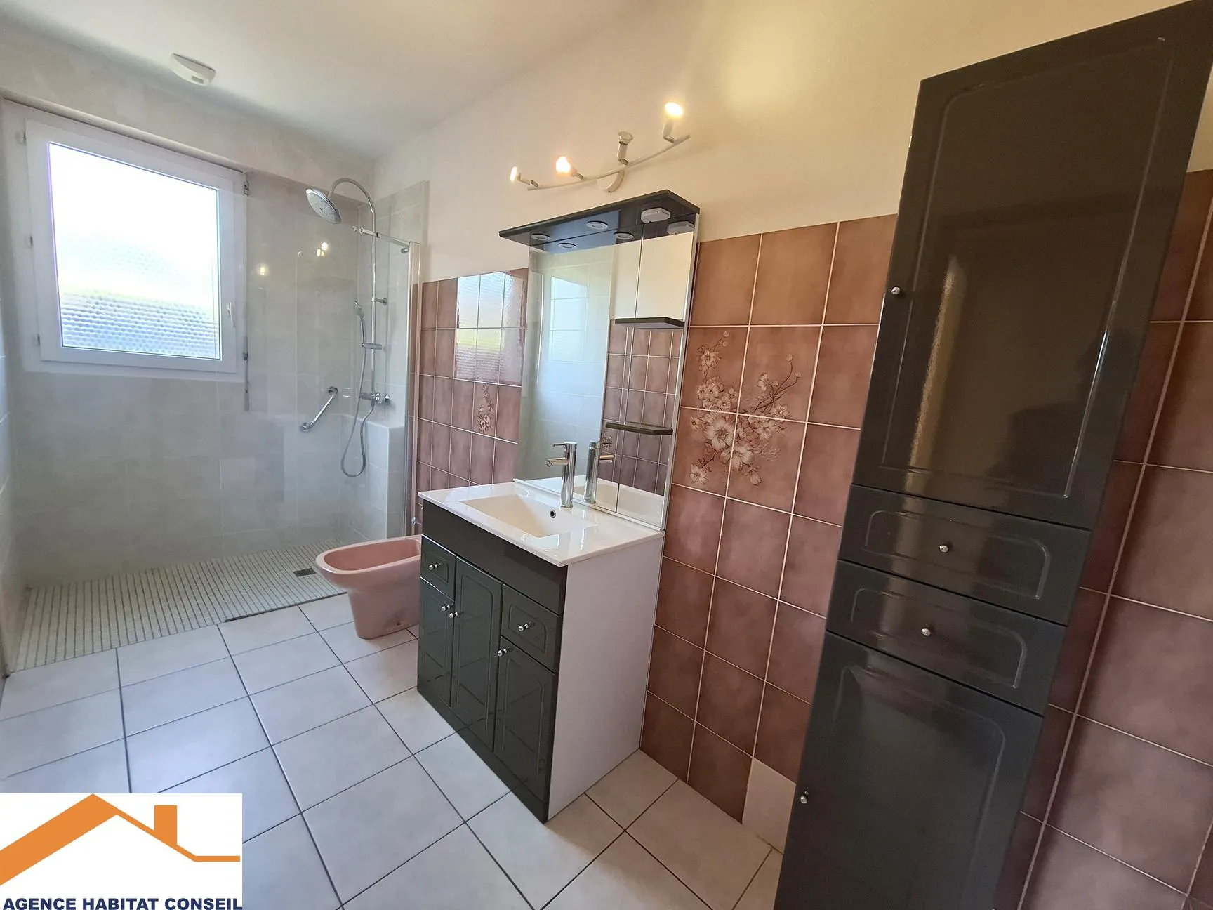 Maison de plain-pied à Les Lucs-sur-Boulogne avec garage et dépendances - 207.000 € 