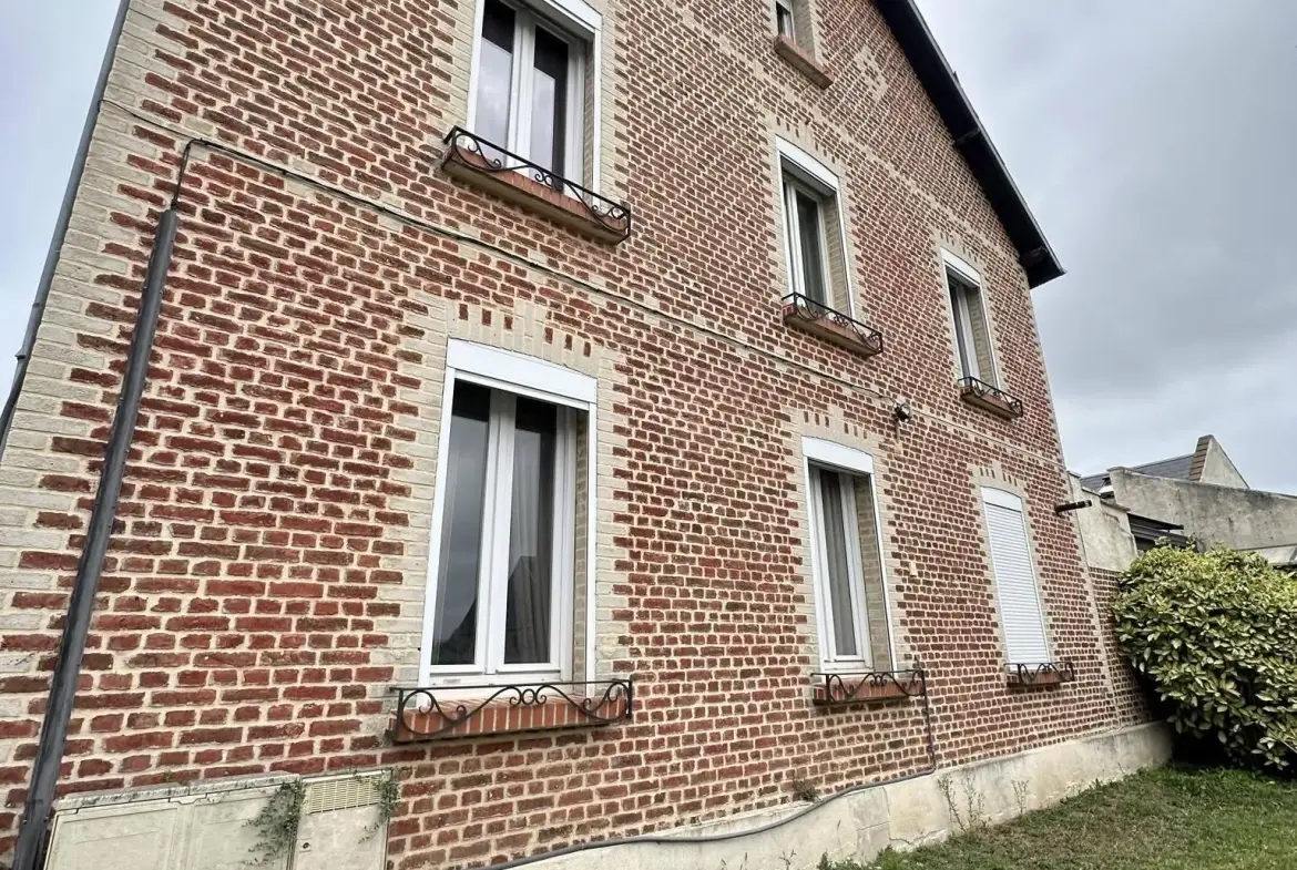 Charmante maison de 196 m² à vendre à Crécy-sur-Serre, proximité de services et loisirs 