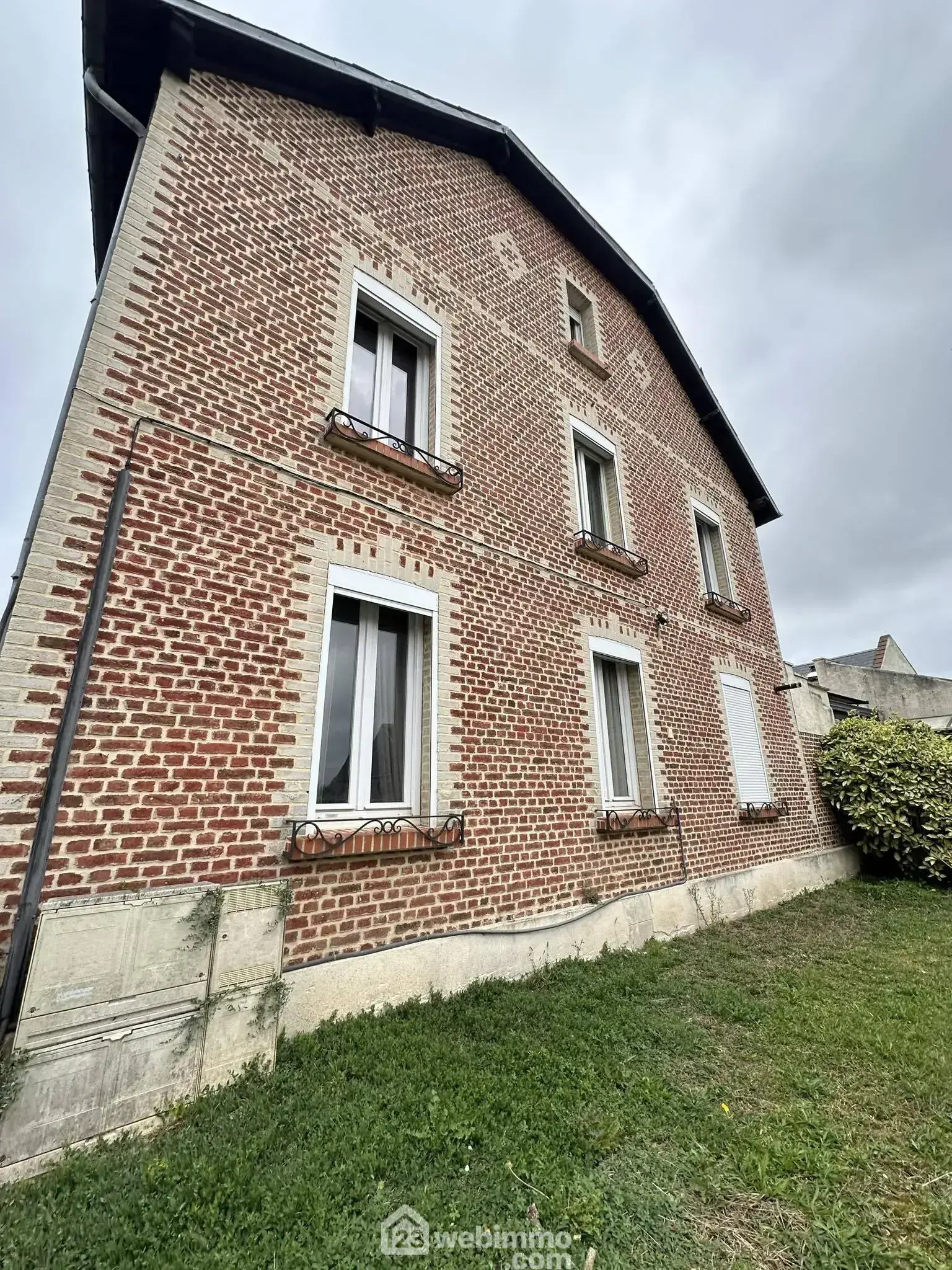 Charmante maison de 196 m² à vendre à Crécy-sur-Serre, proximité de services et loisirs 