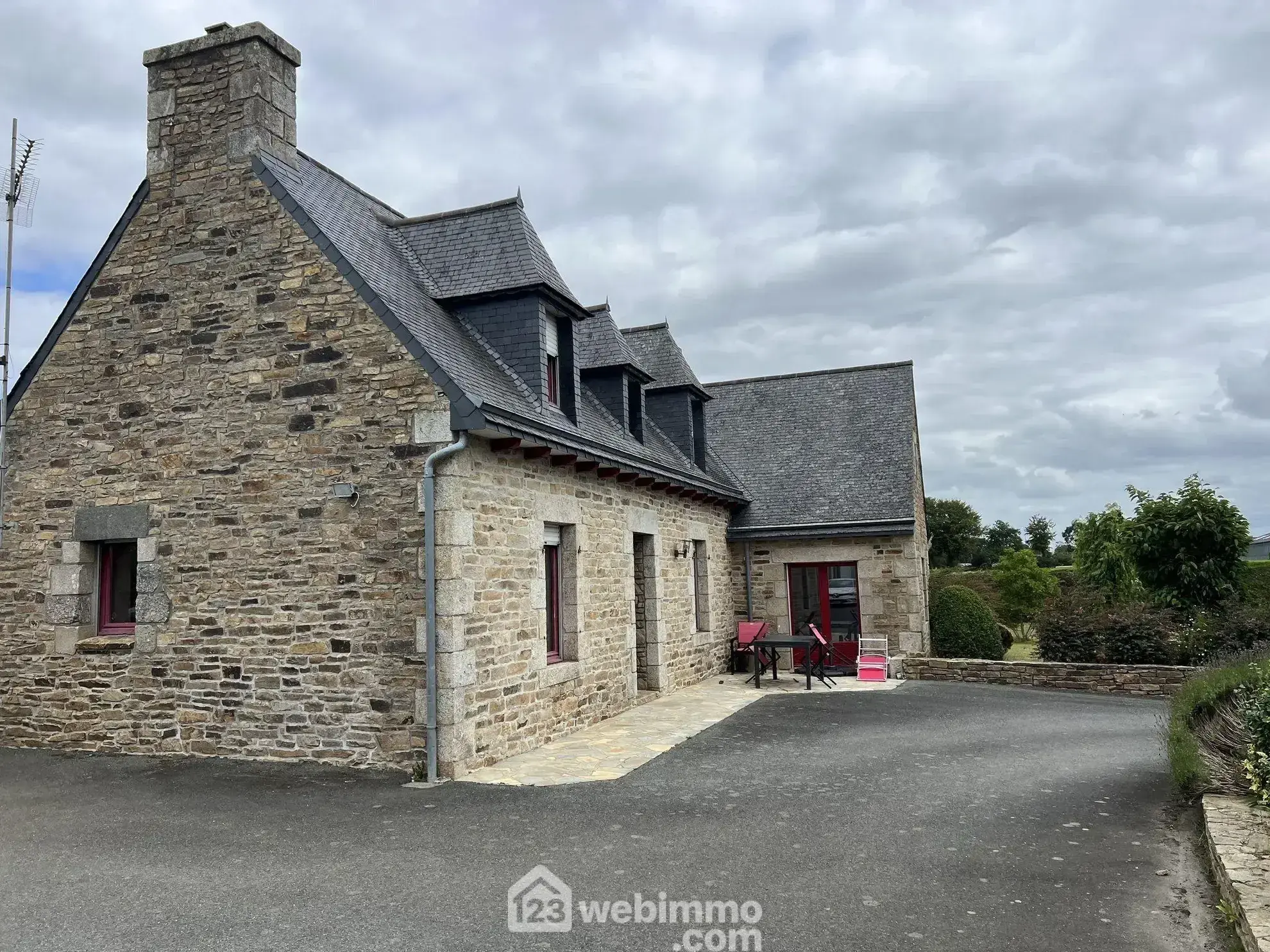 Maison en pierre à rénover avec potentiel à Ploumilliau 155m² 