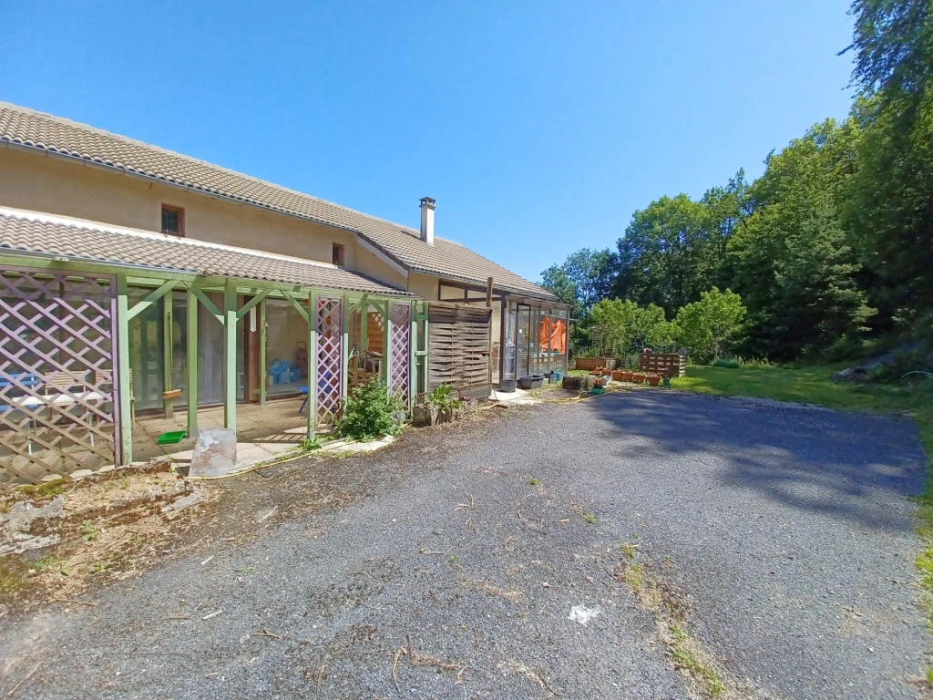Grande maison de 235 m² avec terrain boisé, piscine et terrasse à Lacaze