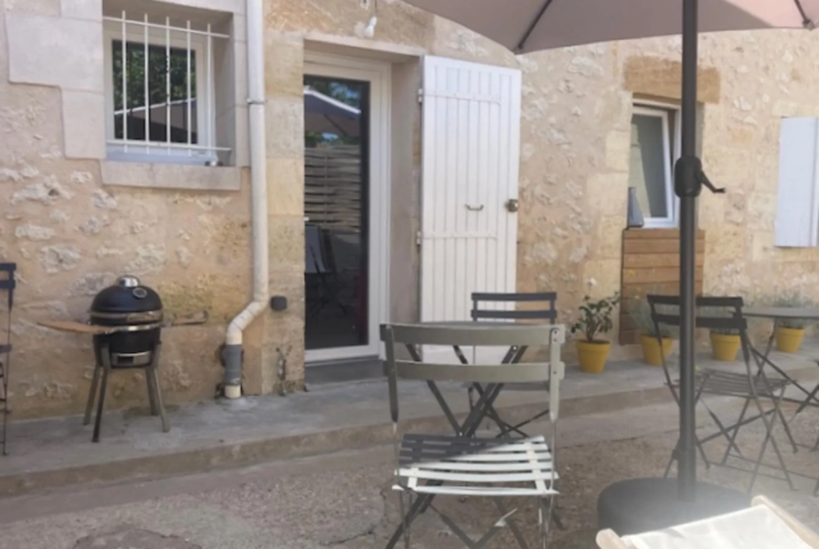 Maison de village en pierre à Targon avec séjour, cuisine équipée et cour intérieure 