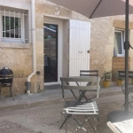 Maison de village en pierre à Targon avec séjour, cuisine équipée et cour intérieure