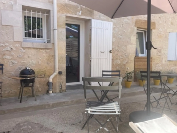 Maison de village en pierre à Targon avec séjour, cuisine équipée et cour intérieure
