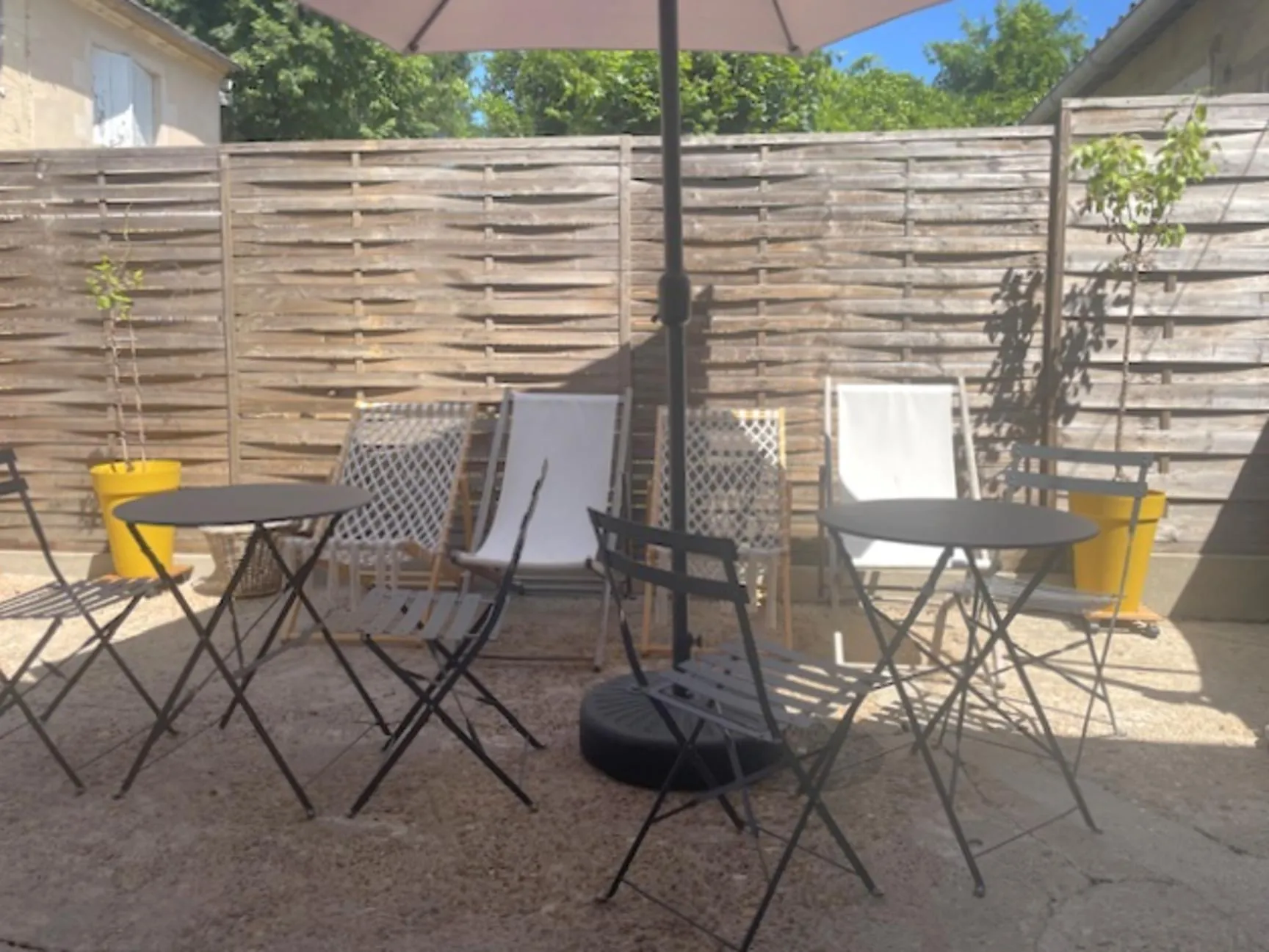 Maison de village en pierre à Targon avec séjour, cuisine équipée et cour intérieure 