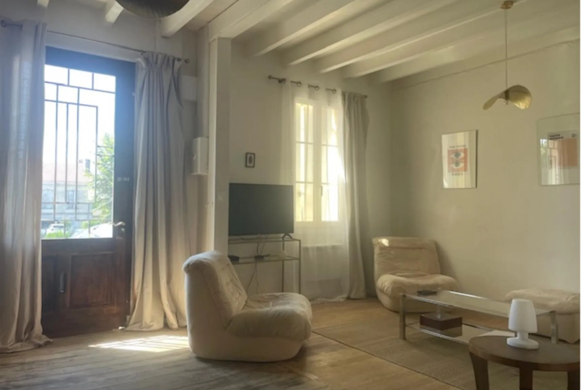 Maison de village en pierre à Targon avec séjour, cuisine équipée et cour intérieure 