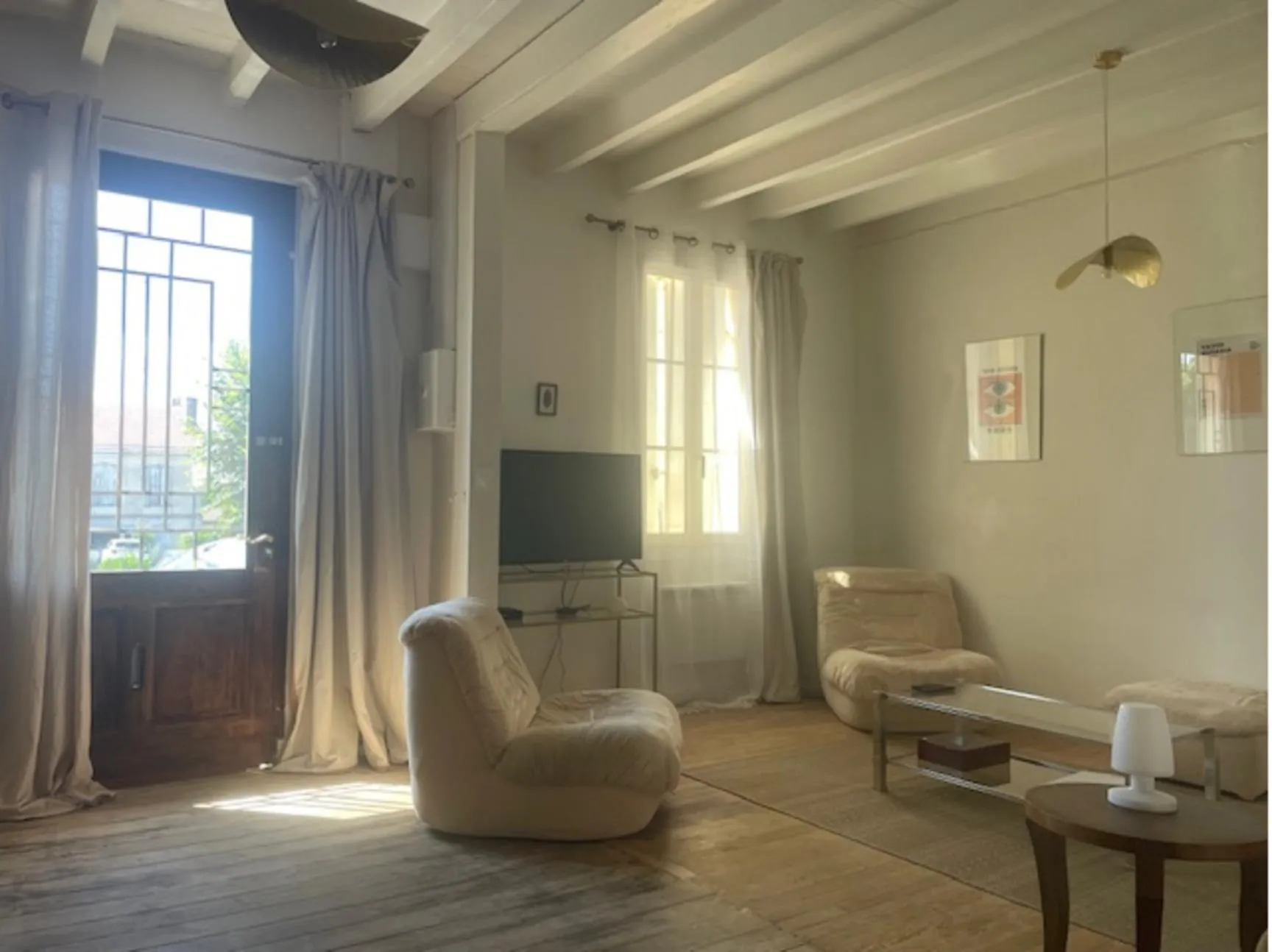 Maison de village en pierre à Targon avec séjour, cuisine équipée et cour intérieure 