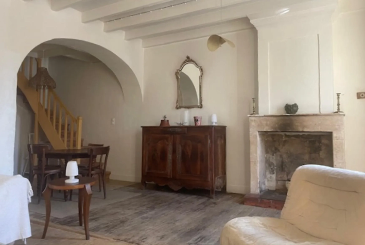 Maison de village en pierre à Targon avec séjour, cuisine équipée et cour intérieure 