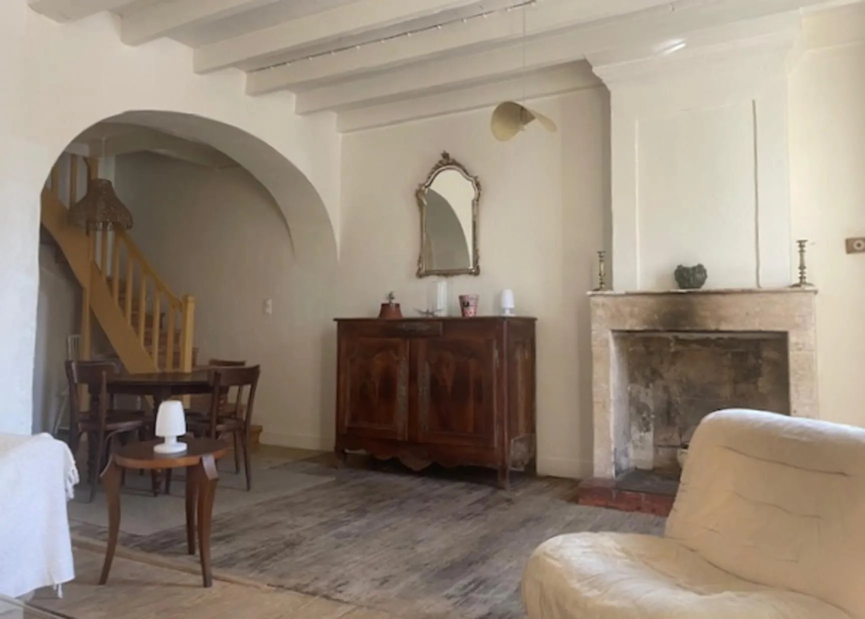 Maison de village en pierre à Targon avec séjour, cuisine équipée et cour intérieure 
