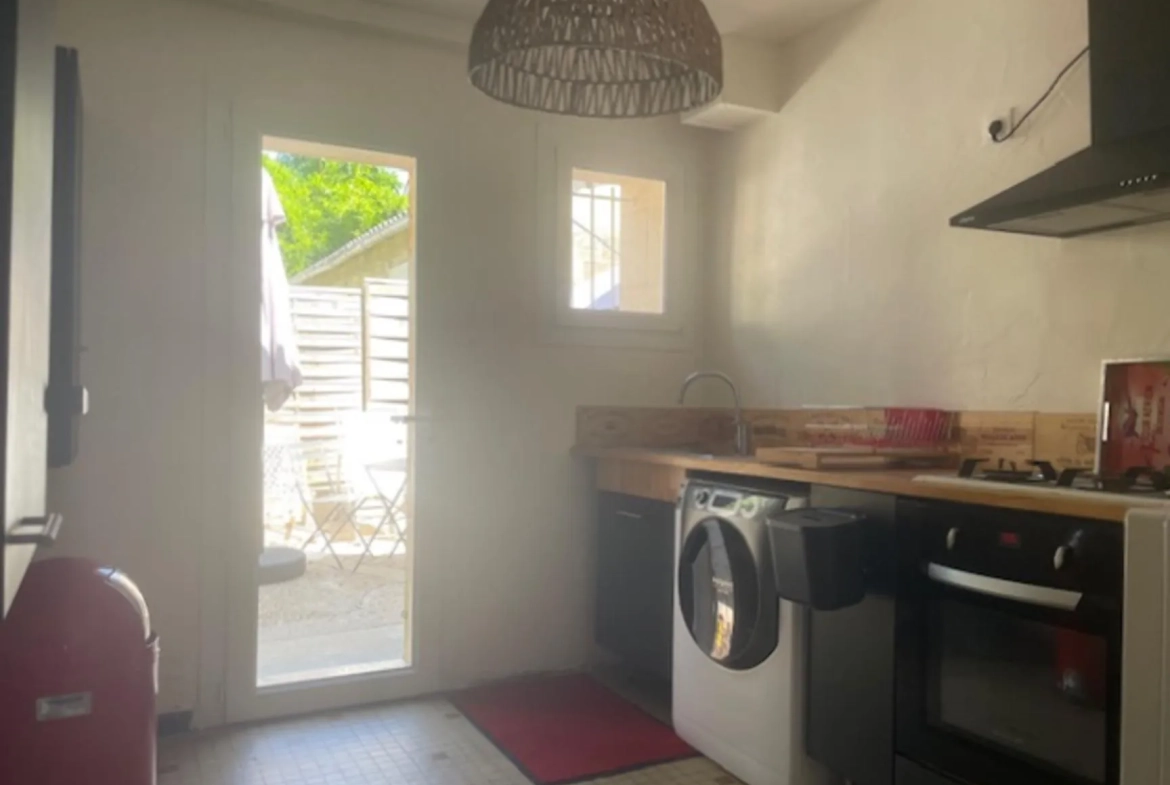Maison de village en pierre à Targon avec séjour, cuisine équipée et cour intérieure 