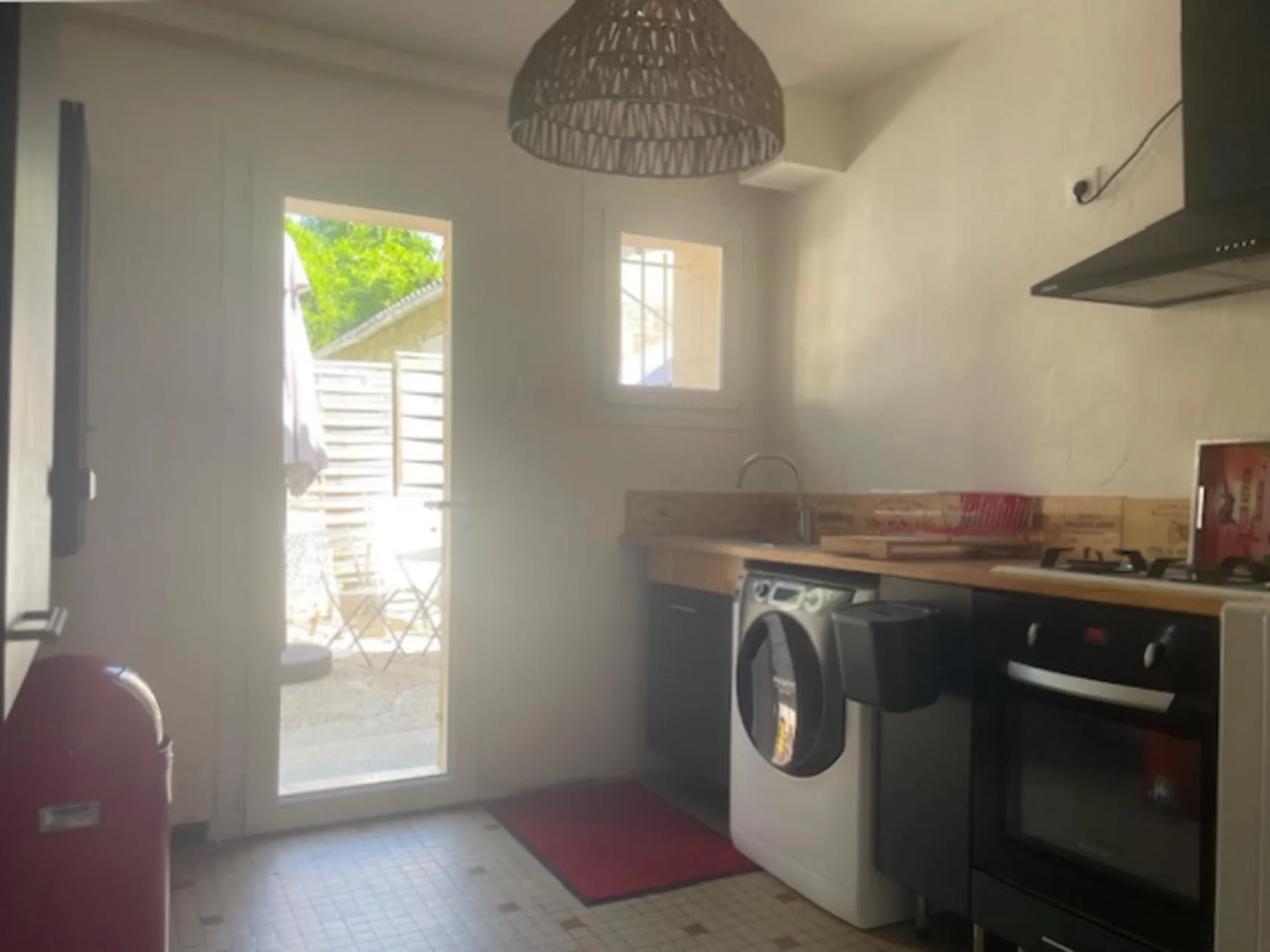 Maison de village en pierre à Targon avec séjour, cuisine équipée et cour intérieure 