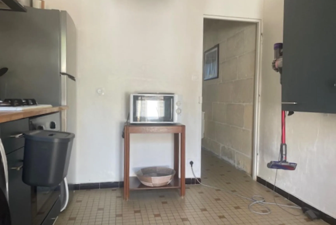 Maison de village en pierre à Targon avec séjour, cuisine équipée et cour intérieure 