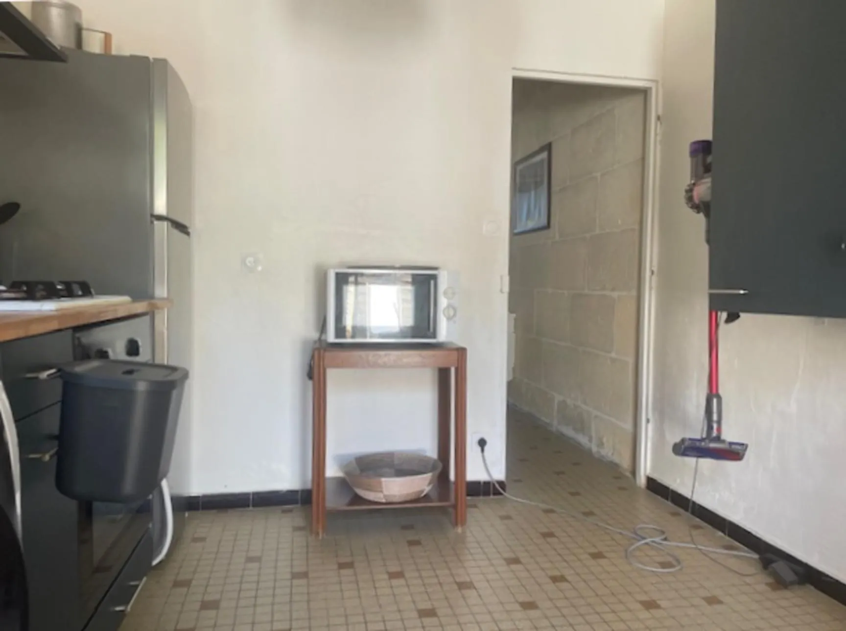Maison de village en pierre à Targon avec séjour, cuisine équipée et cour intérieure 