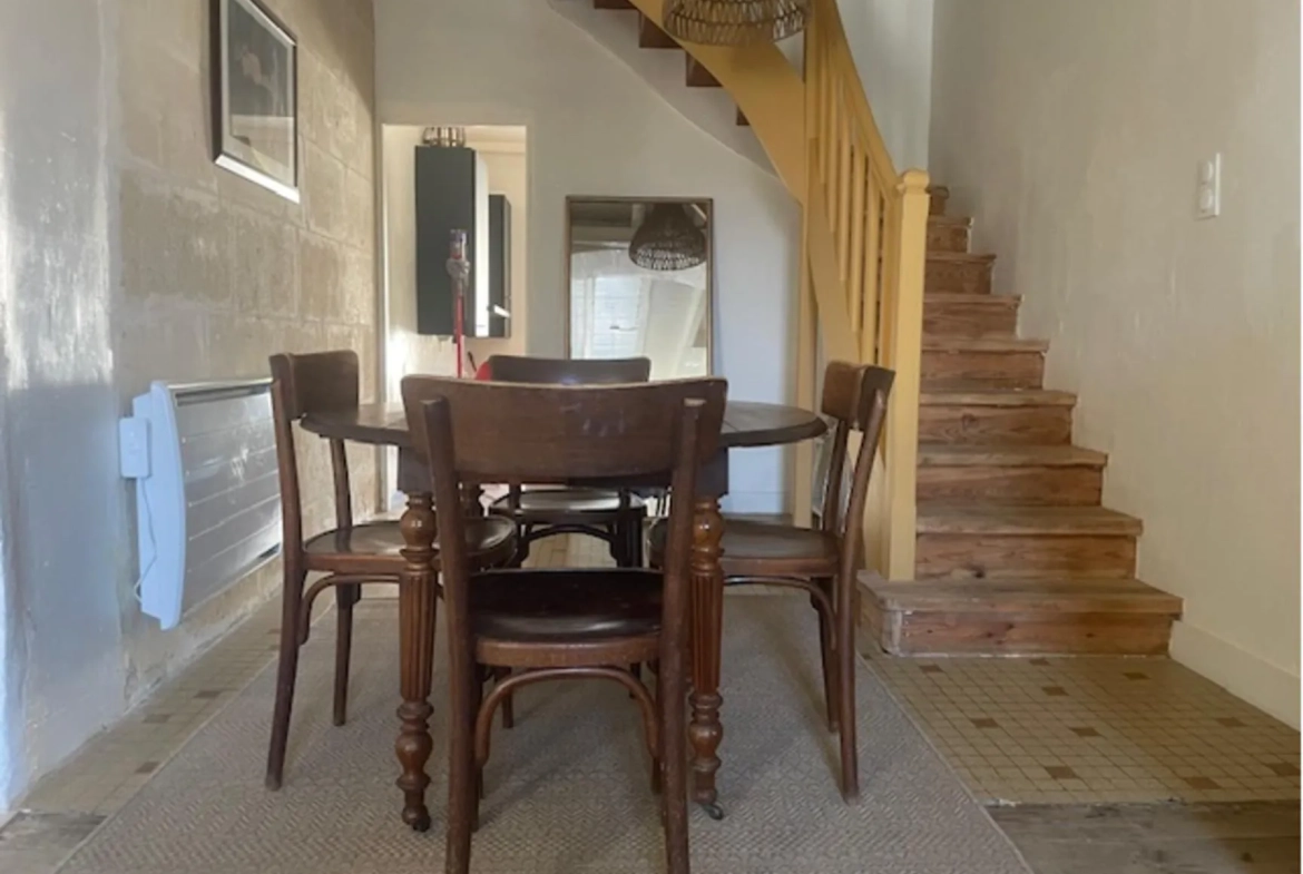 Maison de village en pierre à Targon avec séjour, cuisine équipée et cour intérieure 