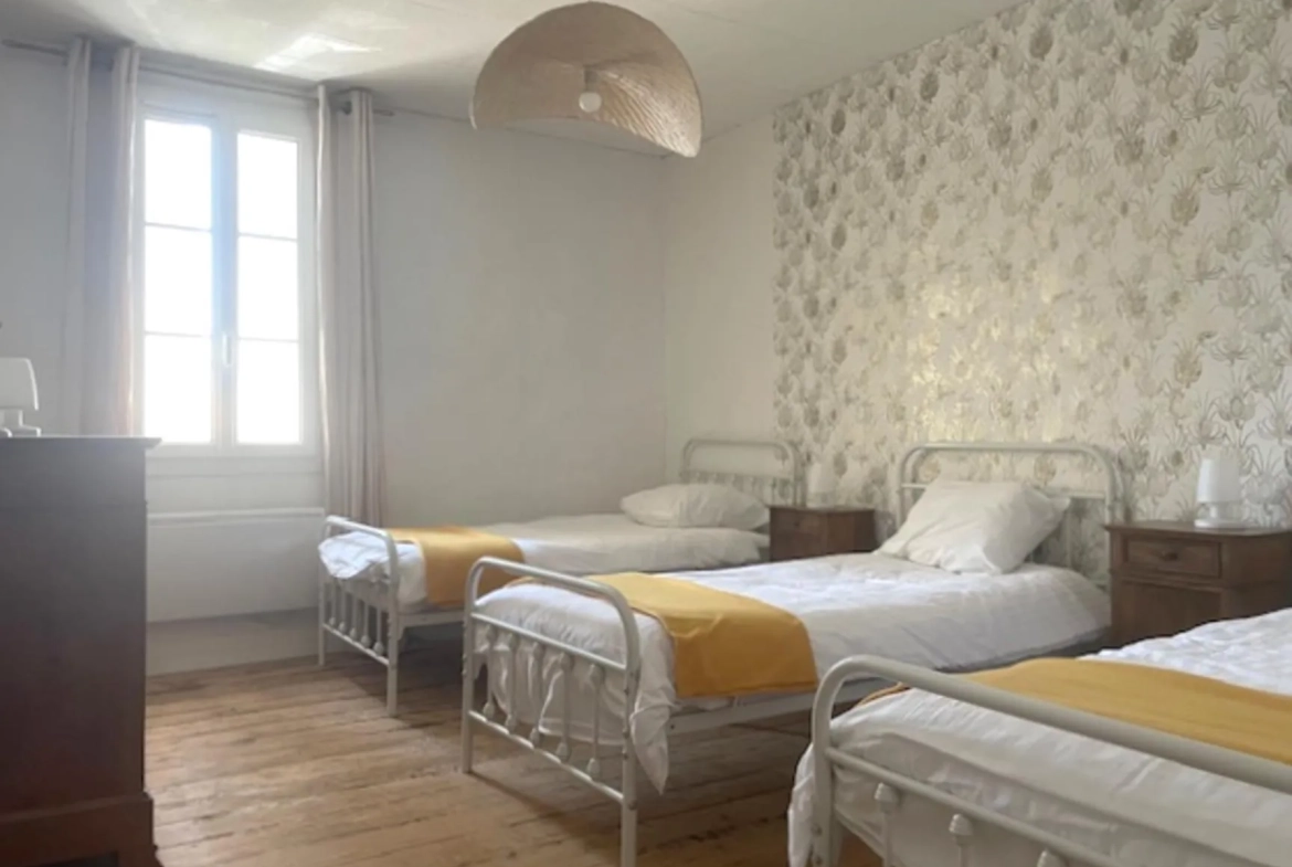 Maison de village en pierre à Targon avec séjour, cuisine équipée et cour intérieure 