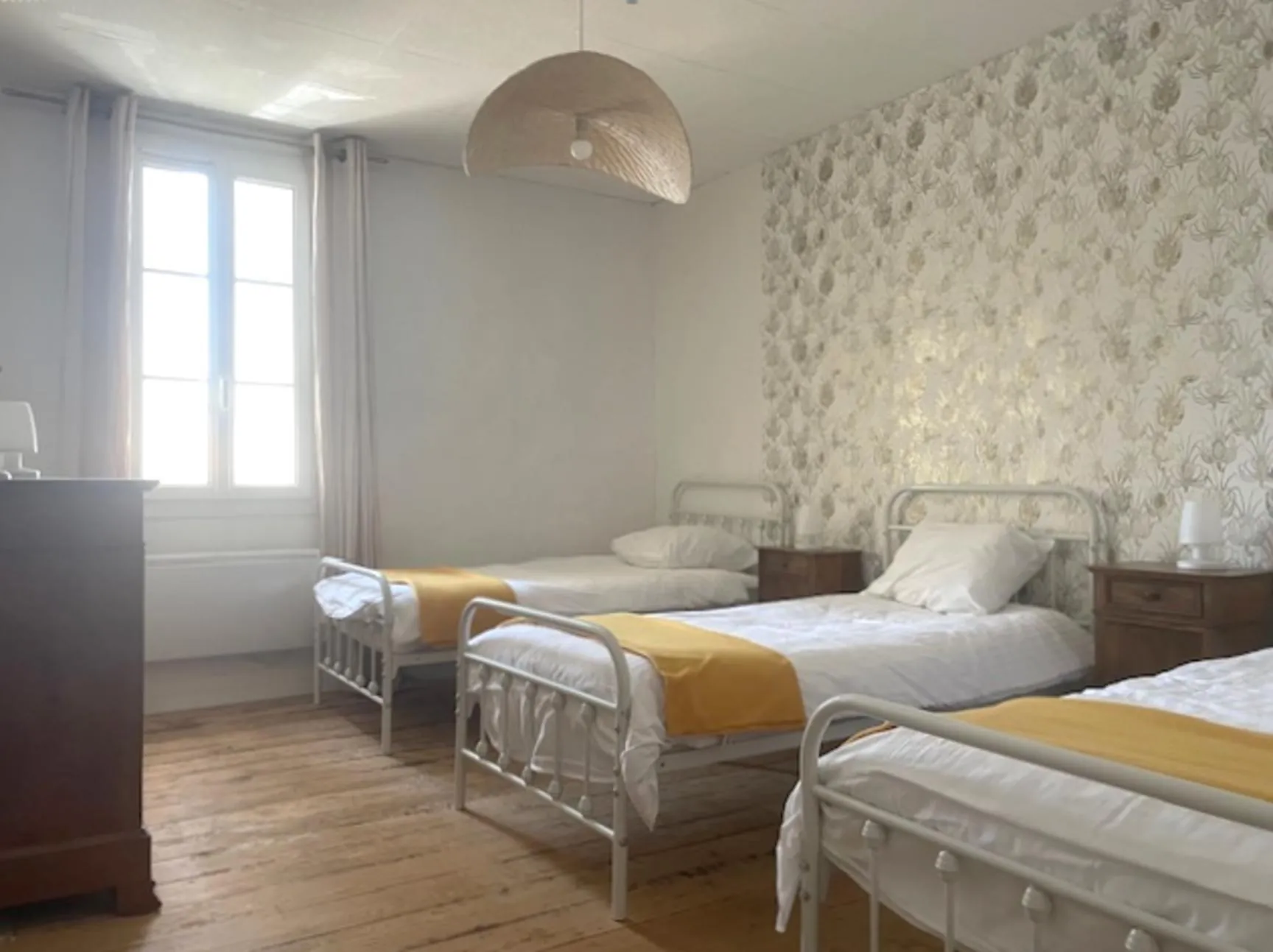 Maison de village en pierre à Targon avec séjour, cuisine équipée et cour intérieure 