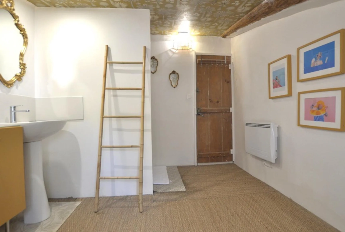 Maison de village en pierre à Targon avec séjour, cuisine équipée et cour intérieure 