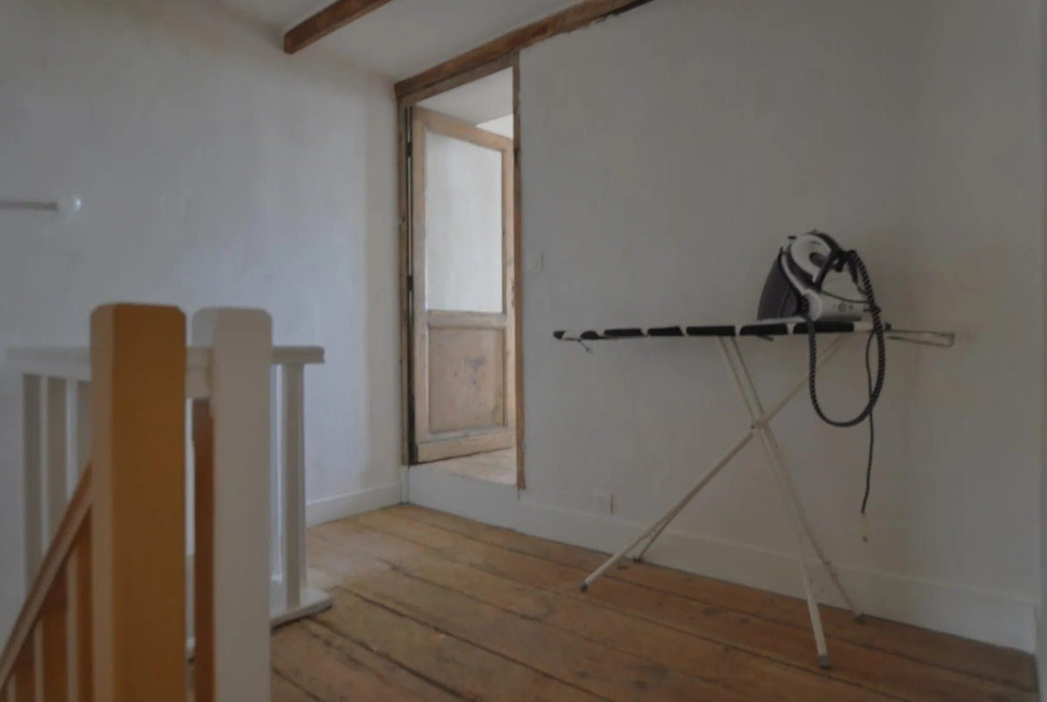 Maison de village en pierre à Targon avec séjour, cuisine équipée et cour intérieure 