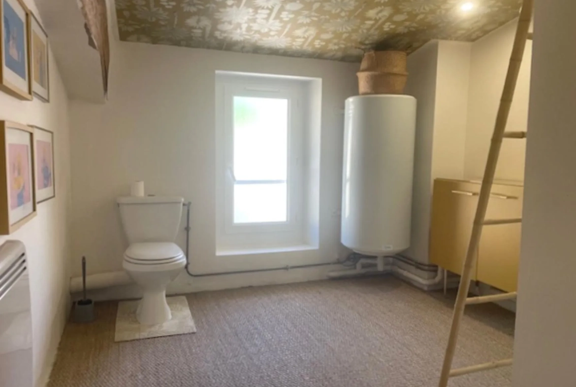 Maison de village en pierre à Targon avec séjour, cuisine équipée et cour intérieure 