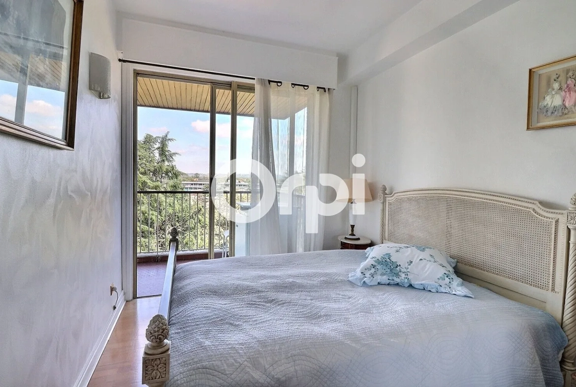 Appartement T3 à vendre à Pau avec vue sur Pyrénées, garage et cave 