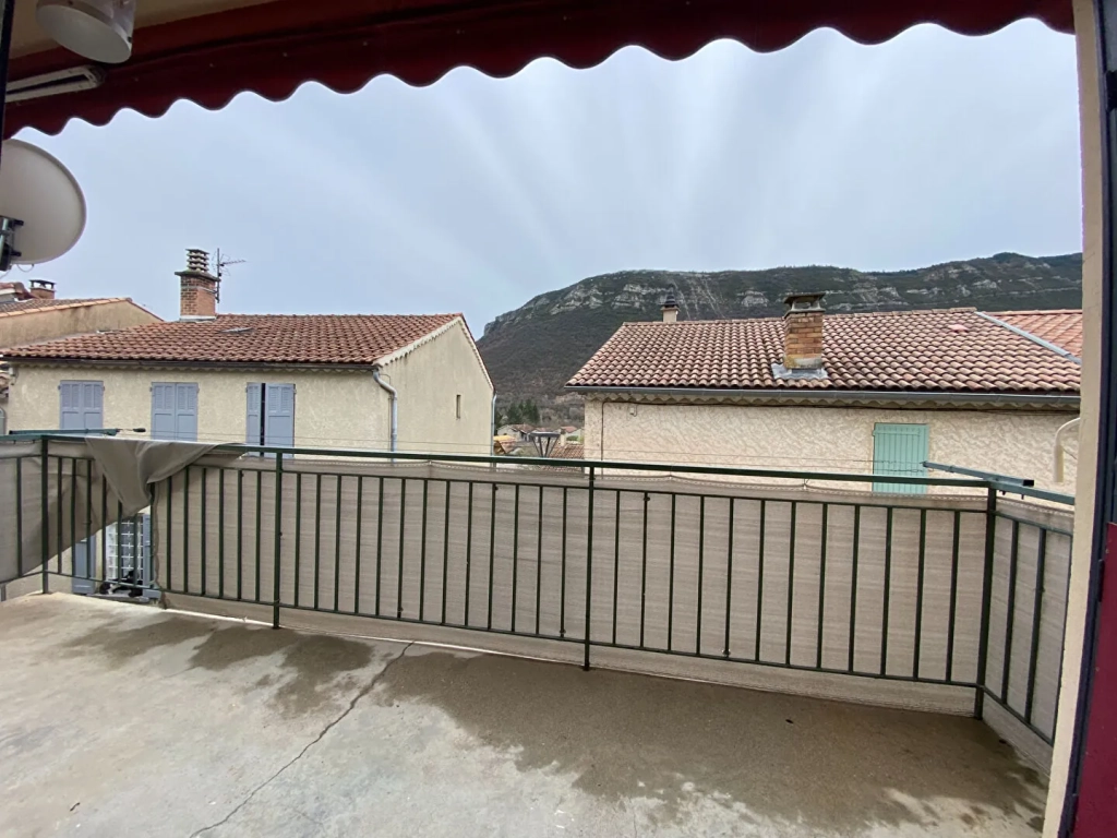 Belle maison à vendre au centre-ville de Laragne Monteglin avec garage et terrasse