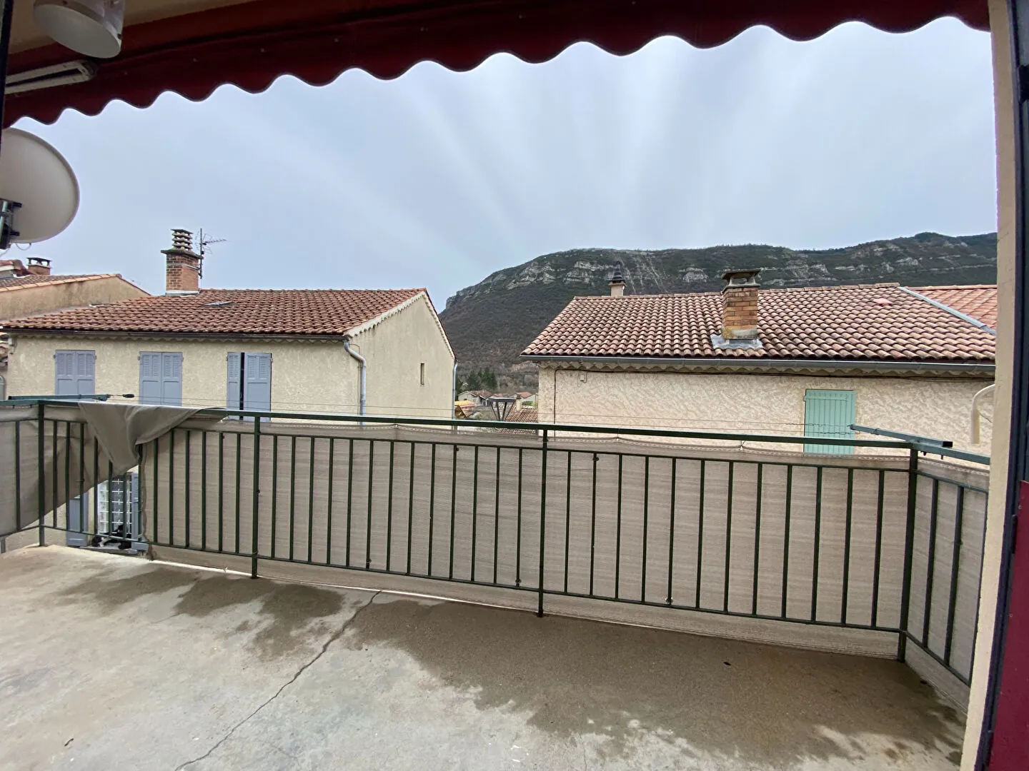 Belle maison à vendre au centre-ville de Laragne Monteglin avec garage et terrasse 