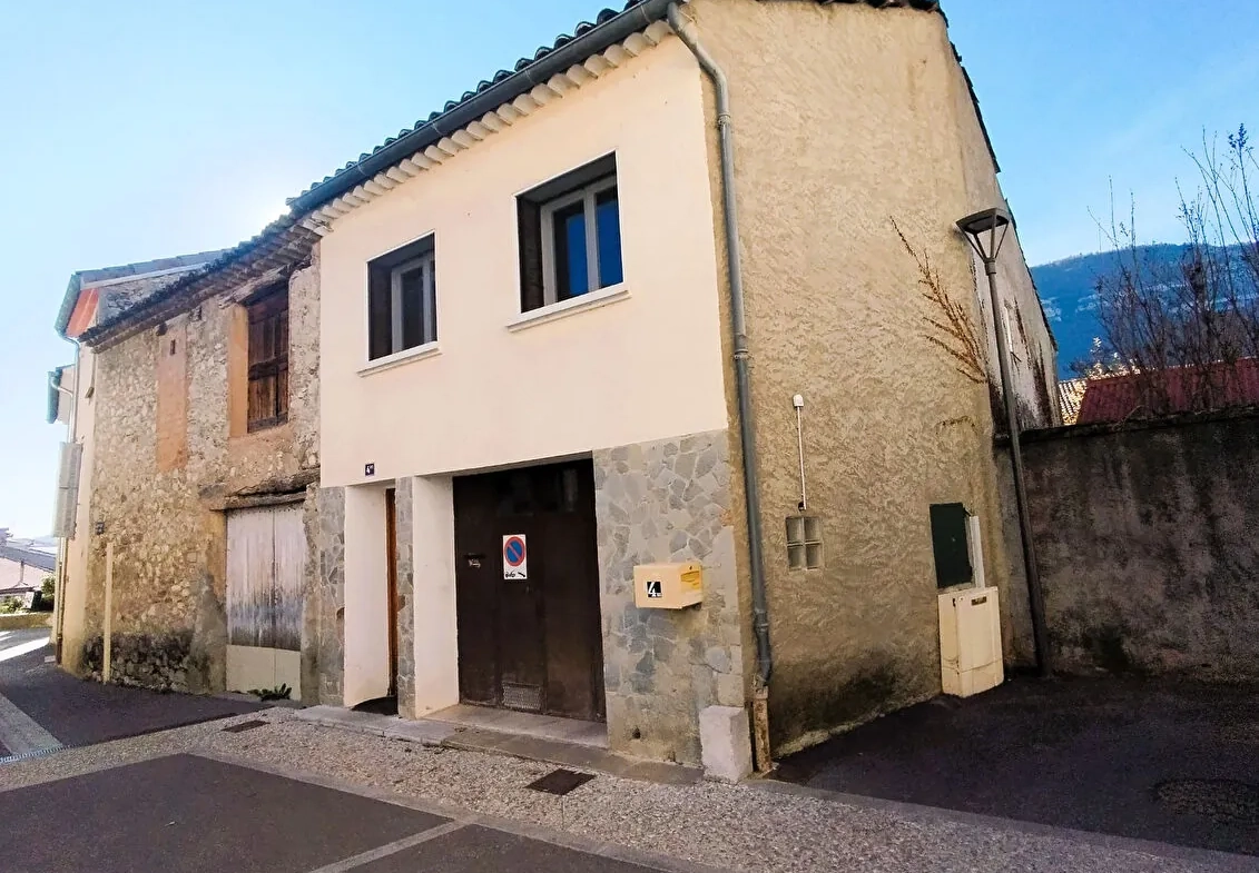 Belle maison à vendre au centre-ville de Laragne Monteglin avec garage et terrasse 