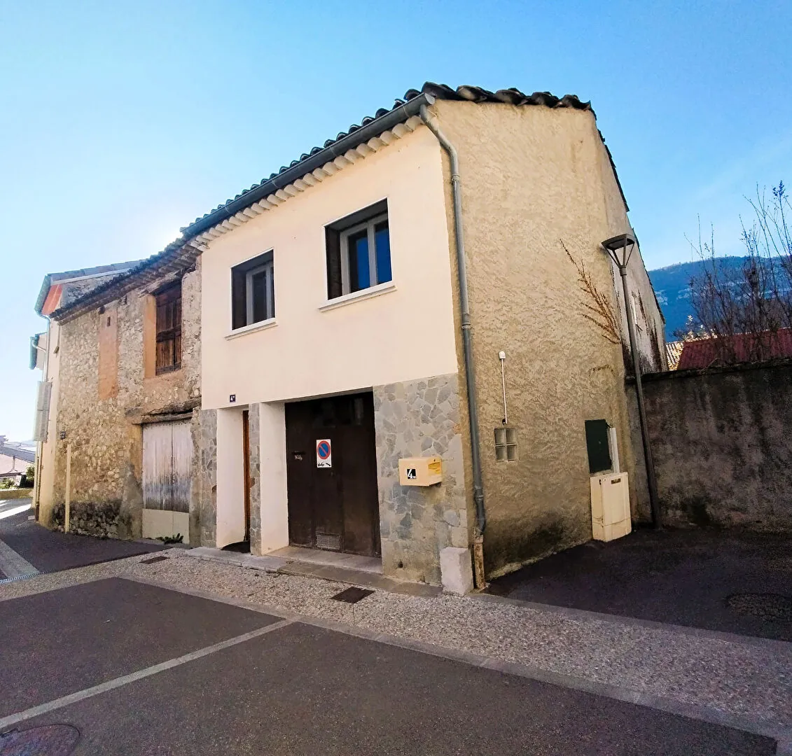 Belle maison à vendre au centre-ville de Laragne Monteglin avec garage et terrasse 