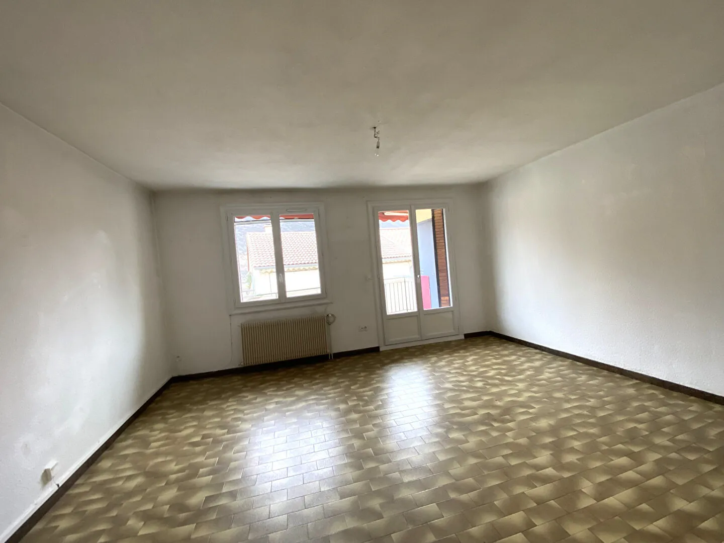 Belle maison à vendre au centre-ville de Laragne Monteglin avec garage et terrasse 
