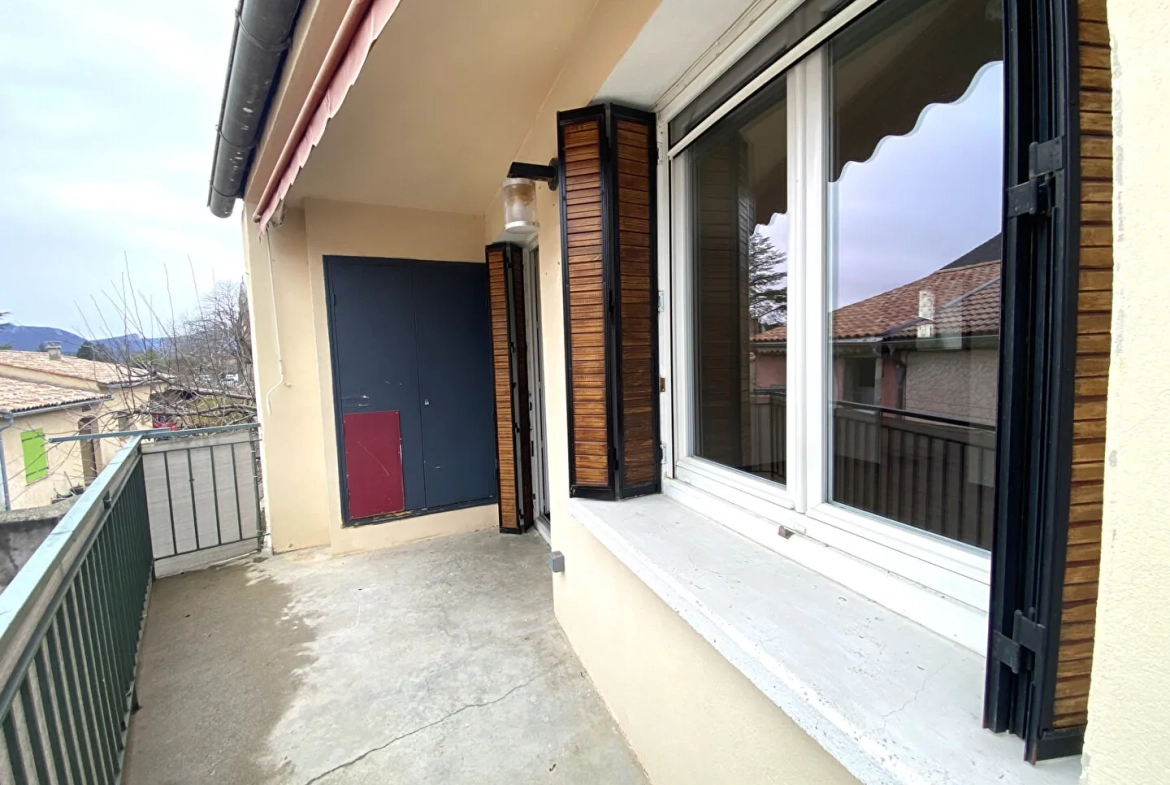 Belle maison à vendre au centre-ville de Laragne Monteglin avec garage et terrasse 