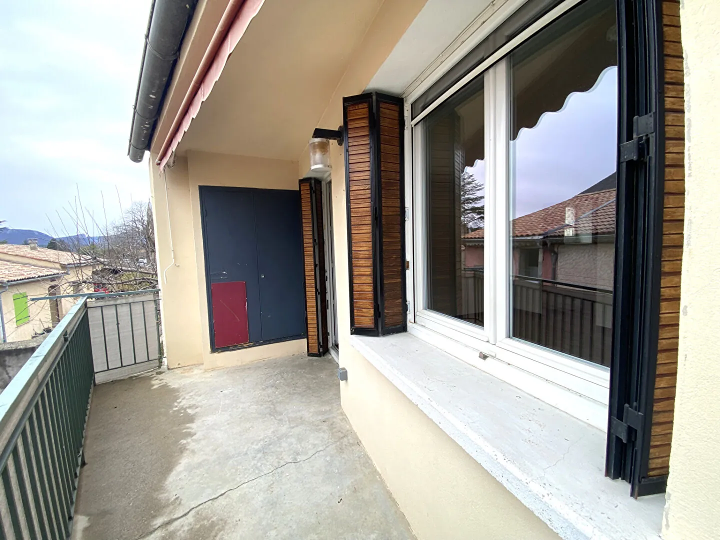 Belle maison à vendre au centre-ville de Laragne Monteglin avec garage et terrasse 