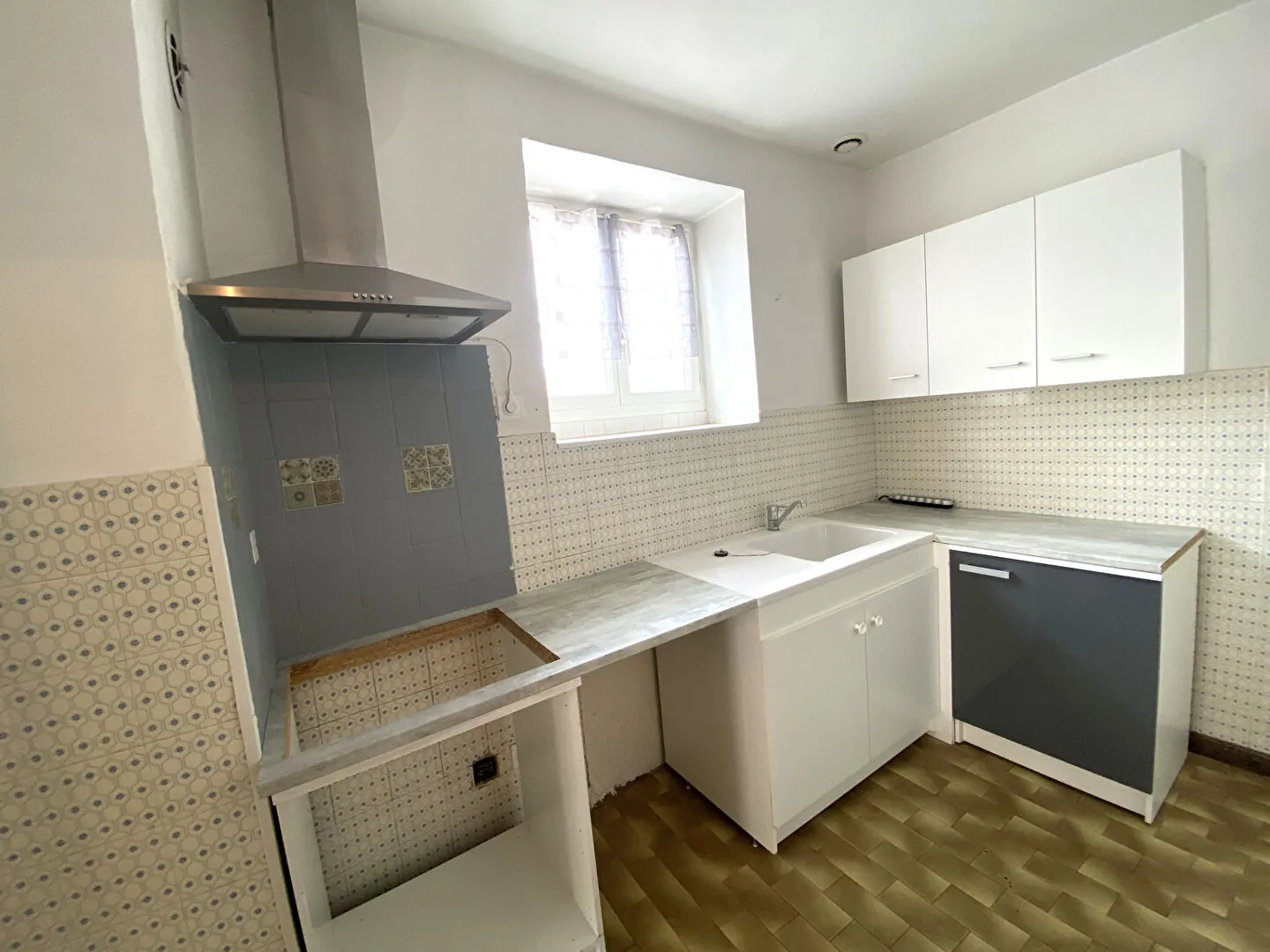 Belle maison à vendre au centre-ville de Laragne Monteglin avec garage et terrasse 