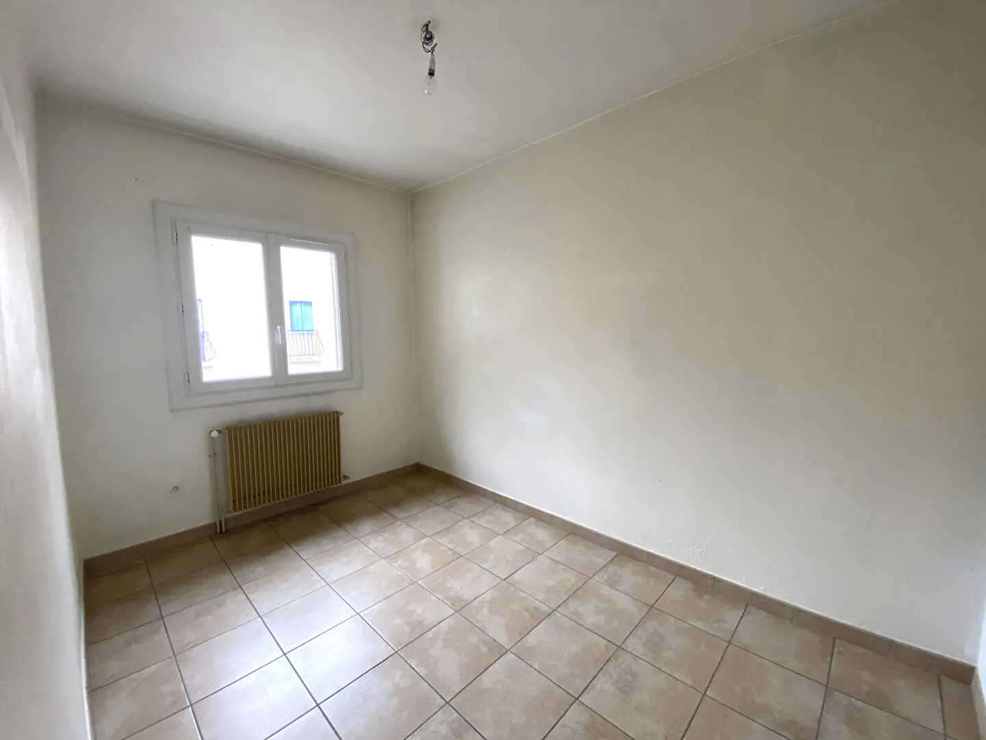 Belle maison à vendre au centre-ville de Laragne Monteglin avec garage et terrasse 