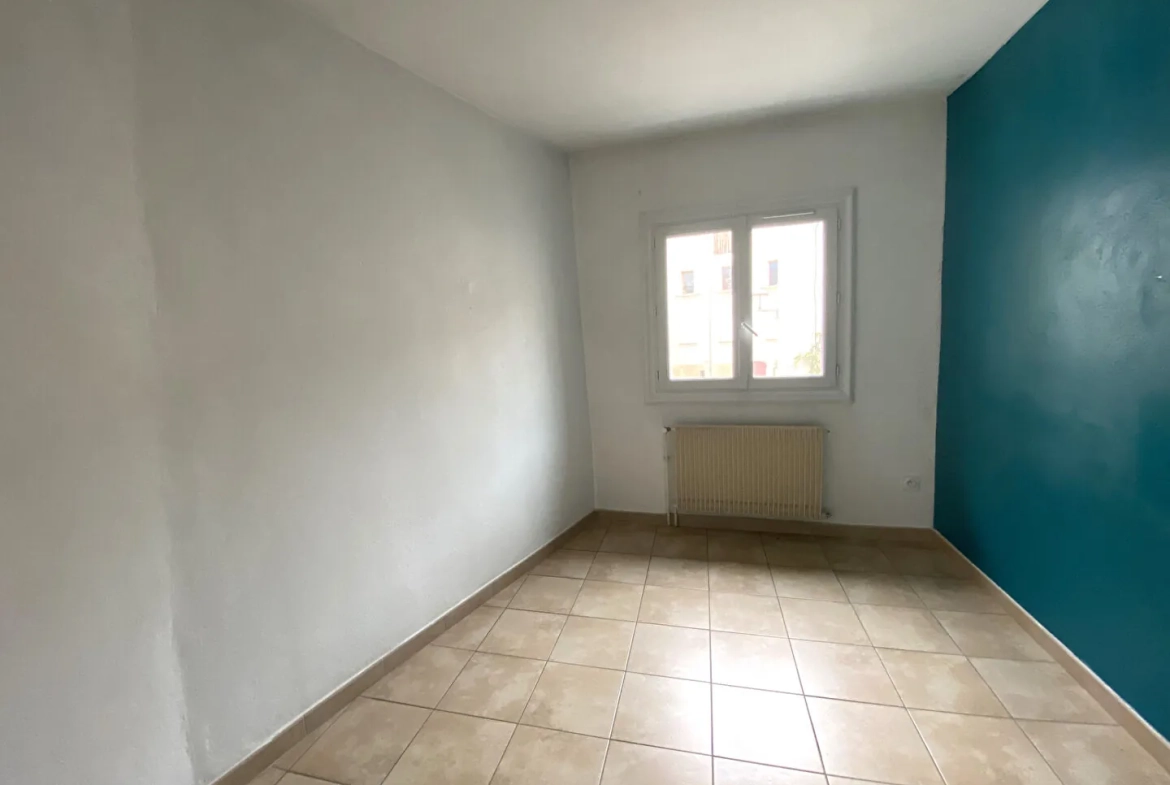 Belle maison à vendre au centre-ville de Laragne Monteglin avec garage et terrasse 