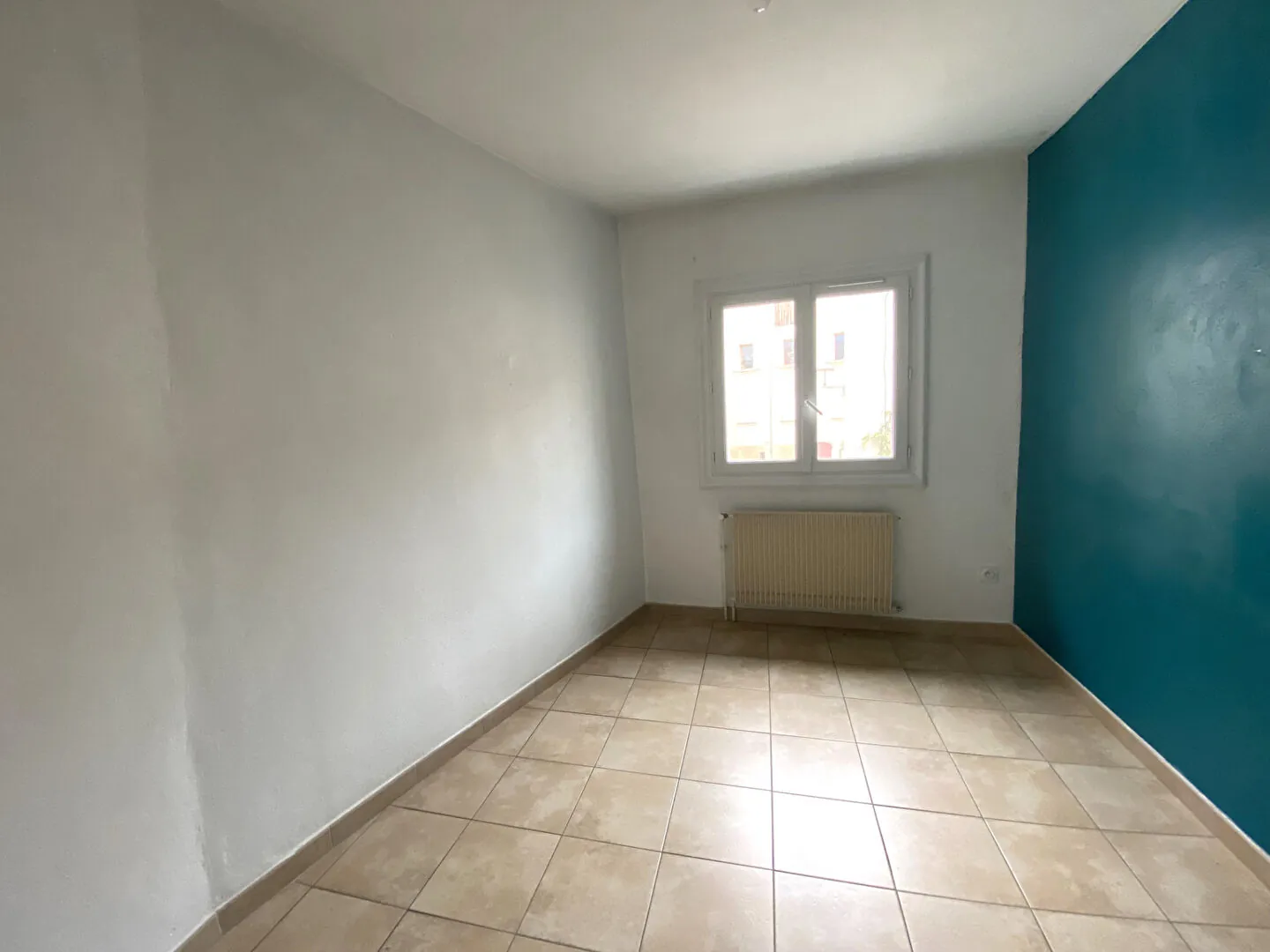 Belle maison à vendre au centre-ville de Laragne Monteglin avec garage et terrasse 