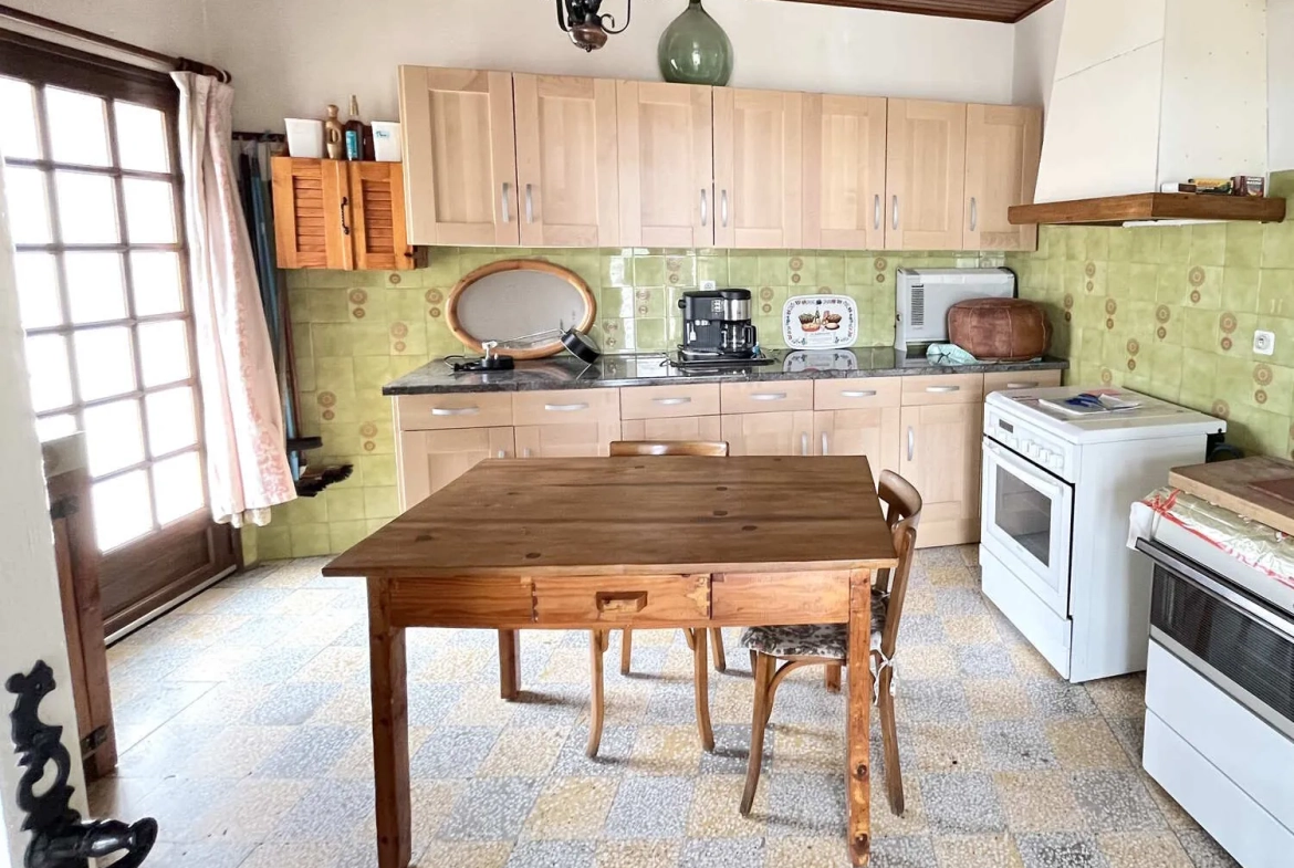 Charmante maison en pierre de 190m² avec vue sur le Luberon à vendre à Les Beaumettes 