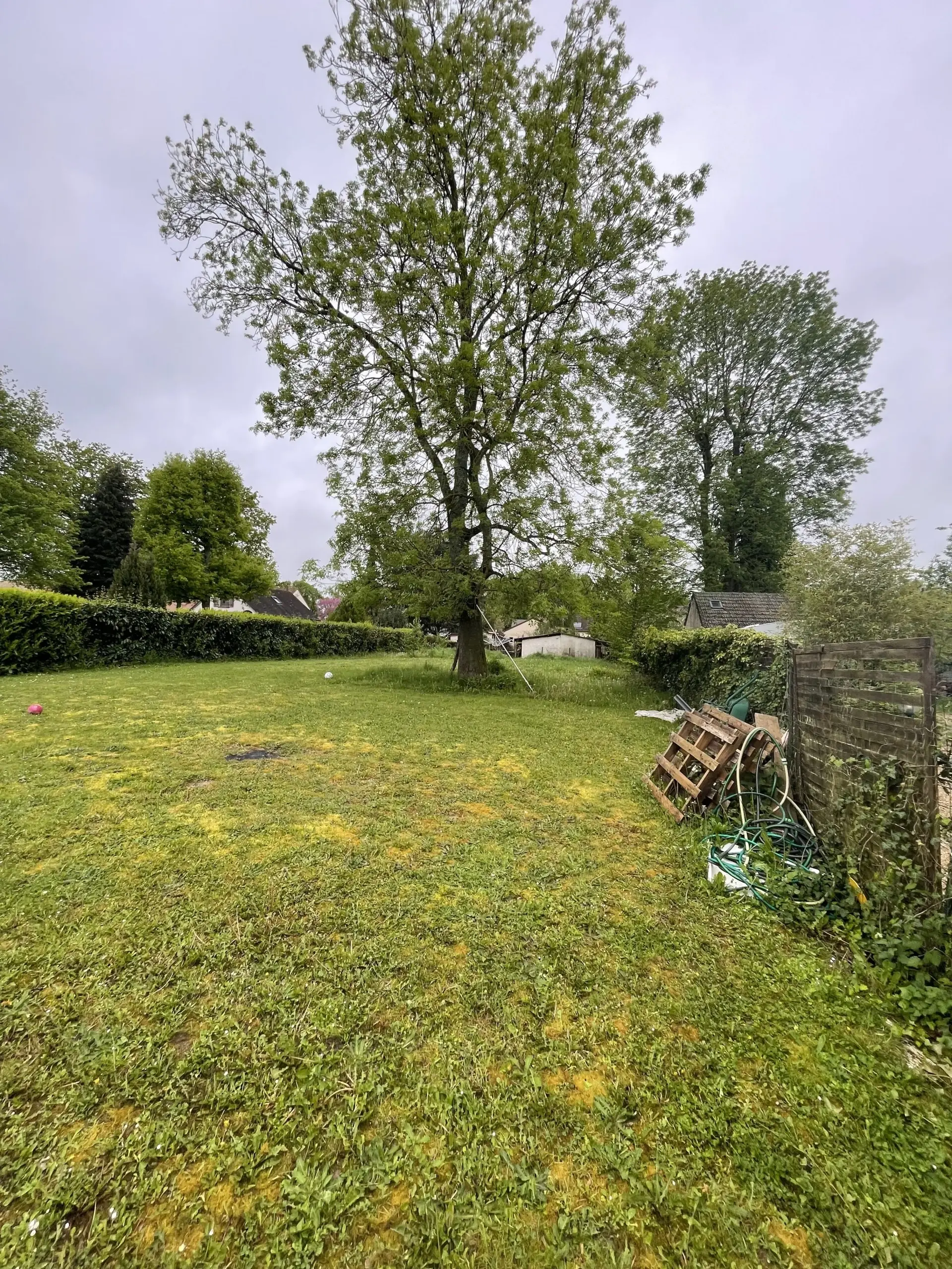 Terrain constructible de 380m² à Houdan avec vue dégagée, calme et proximité écoles et commerces 