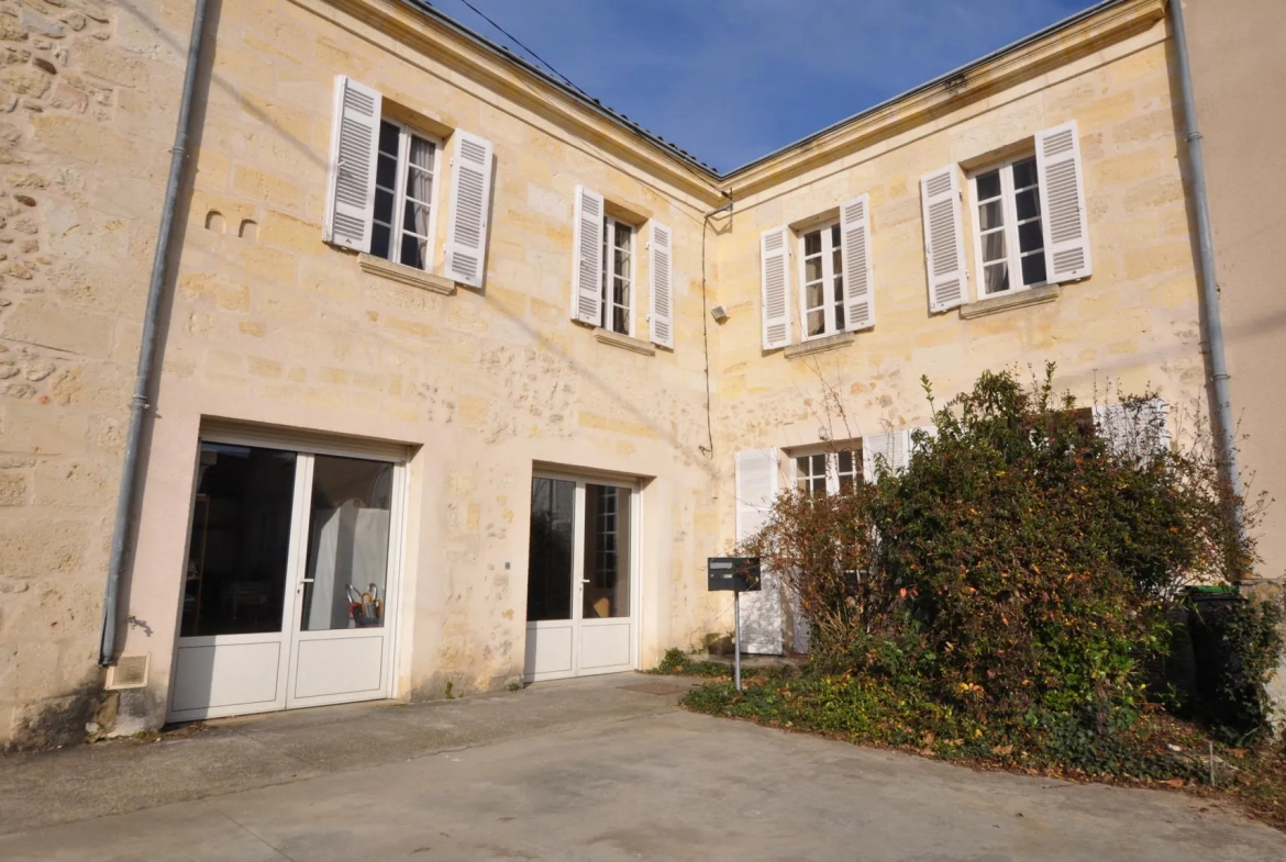Belle maison en pierre de 196 m² avec cour et jardin à Capian 
