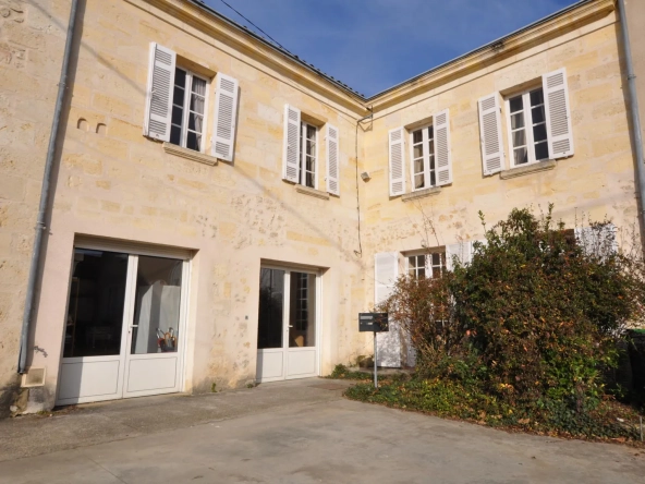 Belle maison en pierre de 196 m² avec cour et jardin à Capian