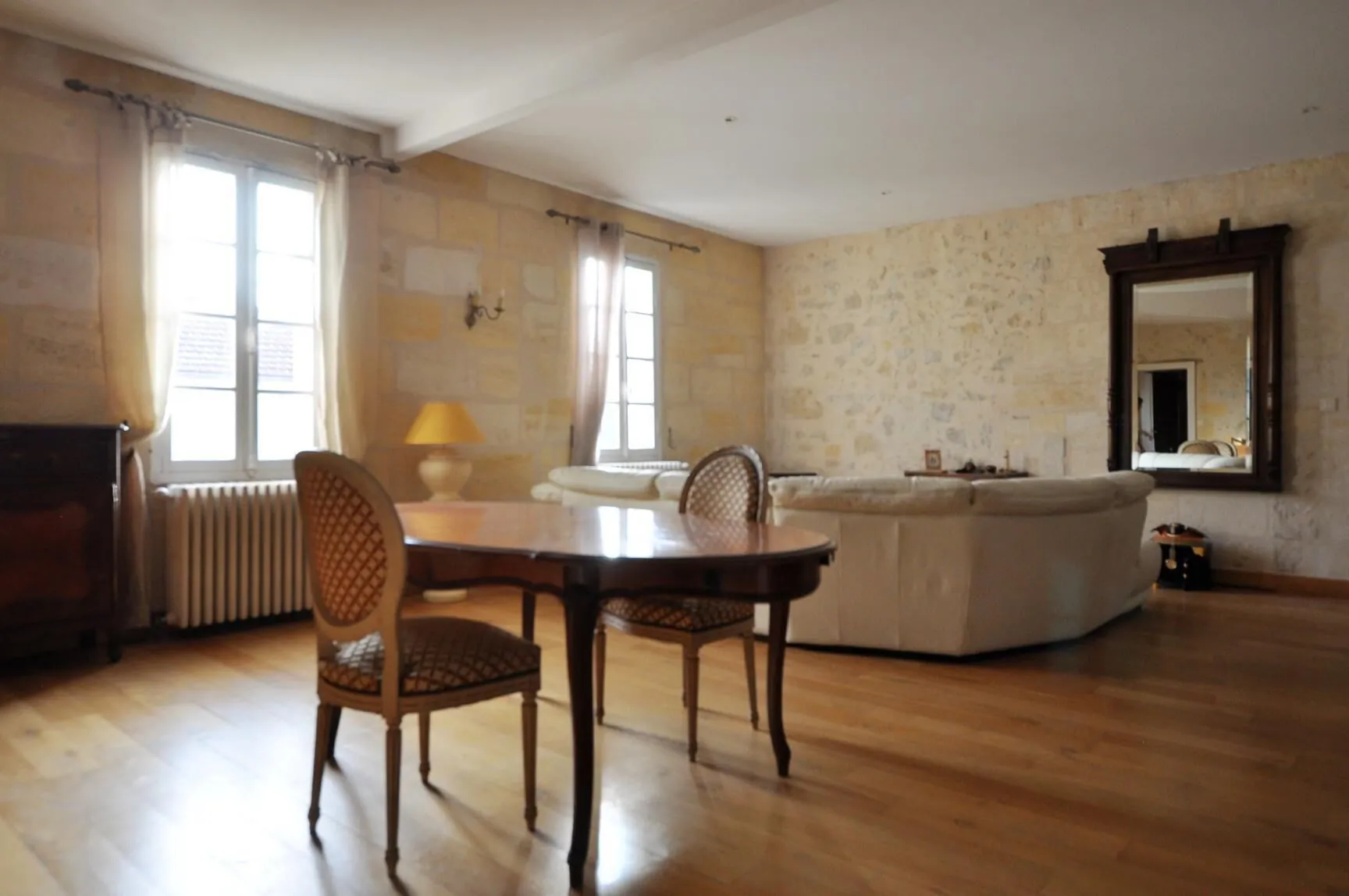Belle maison en pierre de 196 m² avec cour et jardin à Capian 