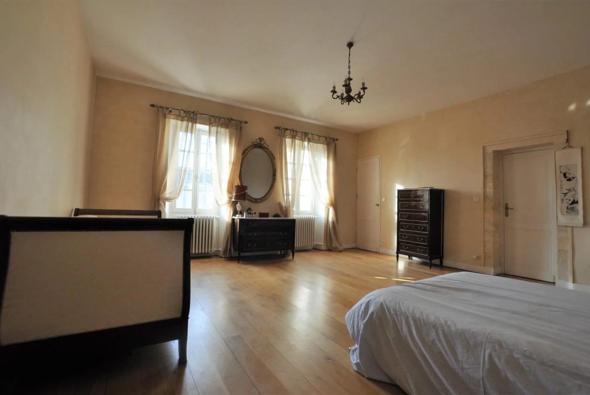 Belle maison en pierre de 196 m² avec cour et jardin à Capian 