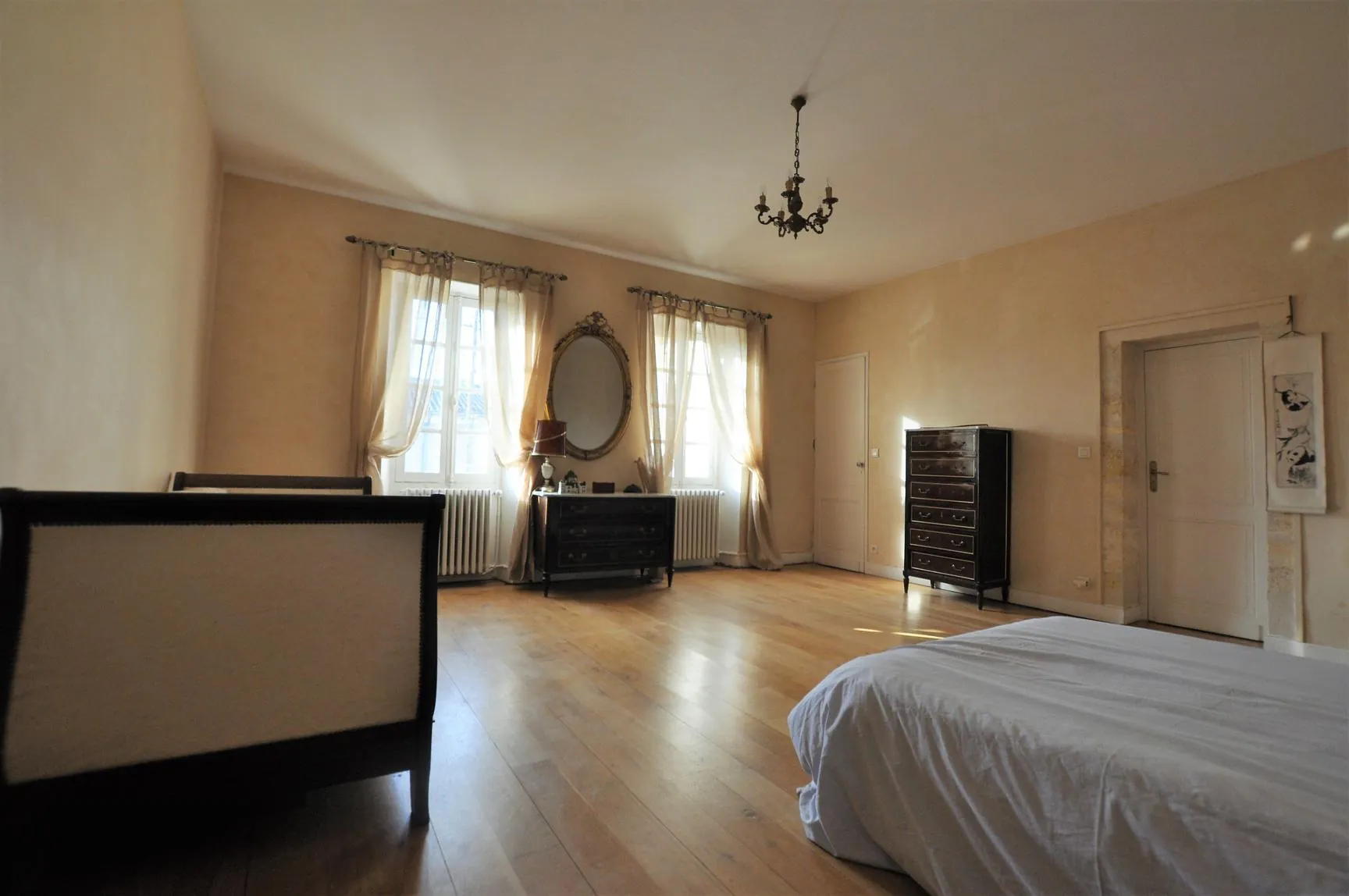 Belle maison en pierre de 196 m² avec cour et jardin à Capian 