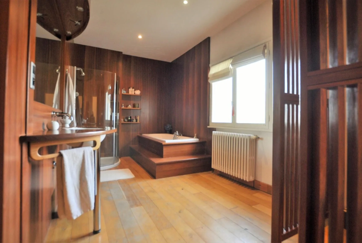 Belle maison en pierre de 196 m² avec cour et jardin à Capian 
