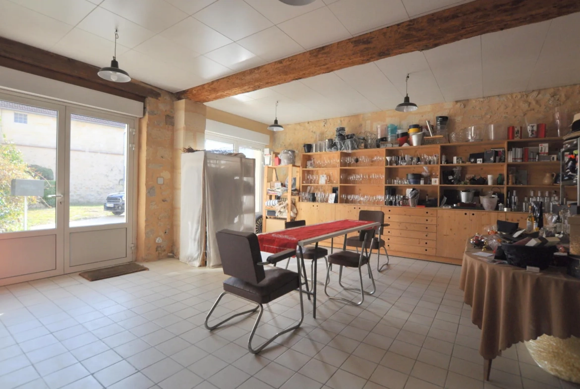 Belle maison en pierre de 196 m² avec cour et jardin à Capian 